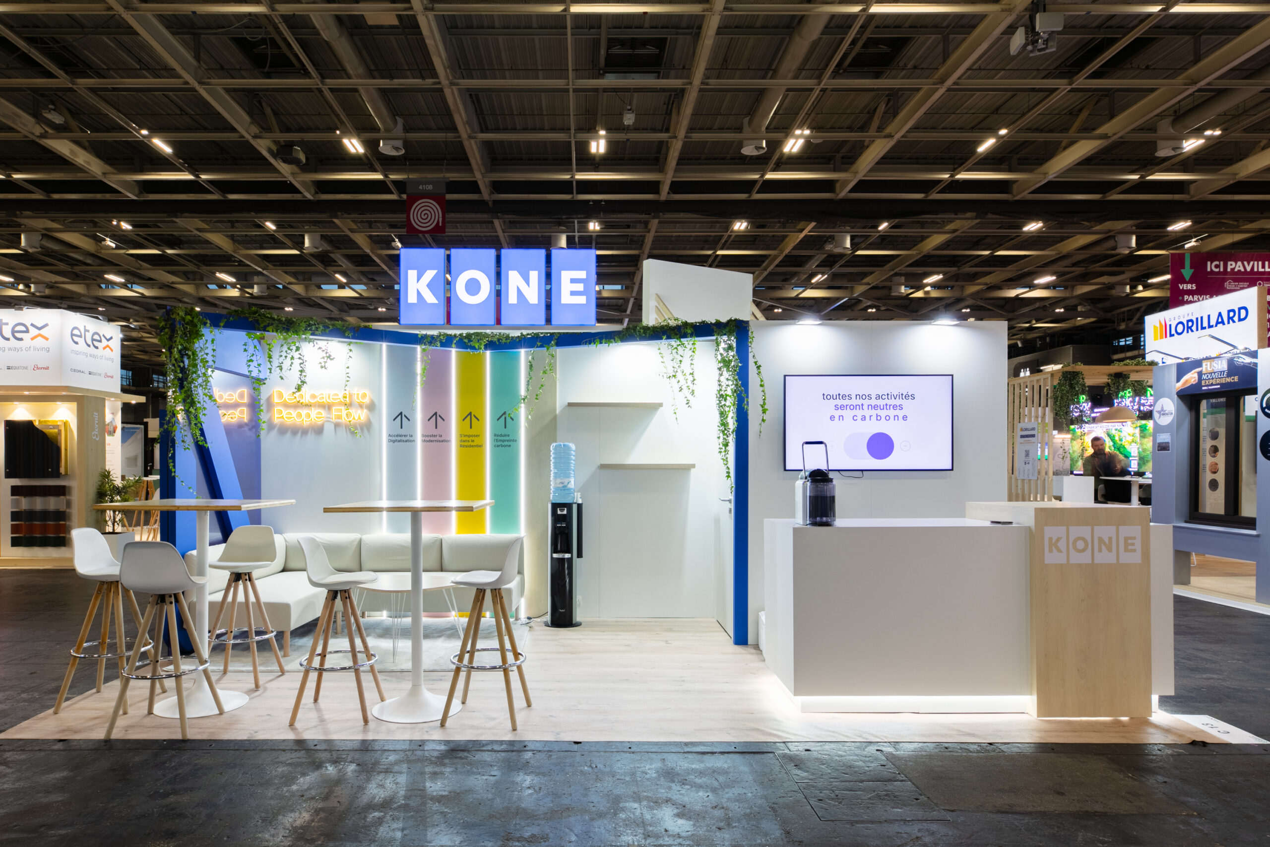 Vue de face du stand sur-mesure Kone au salon H Expo 2025.