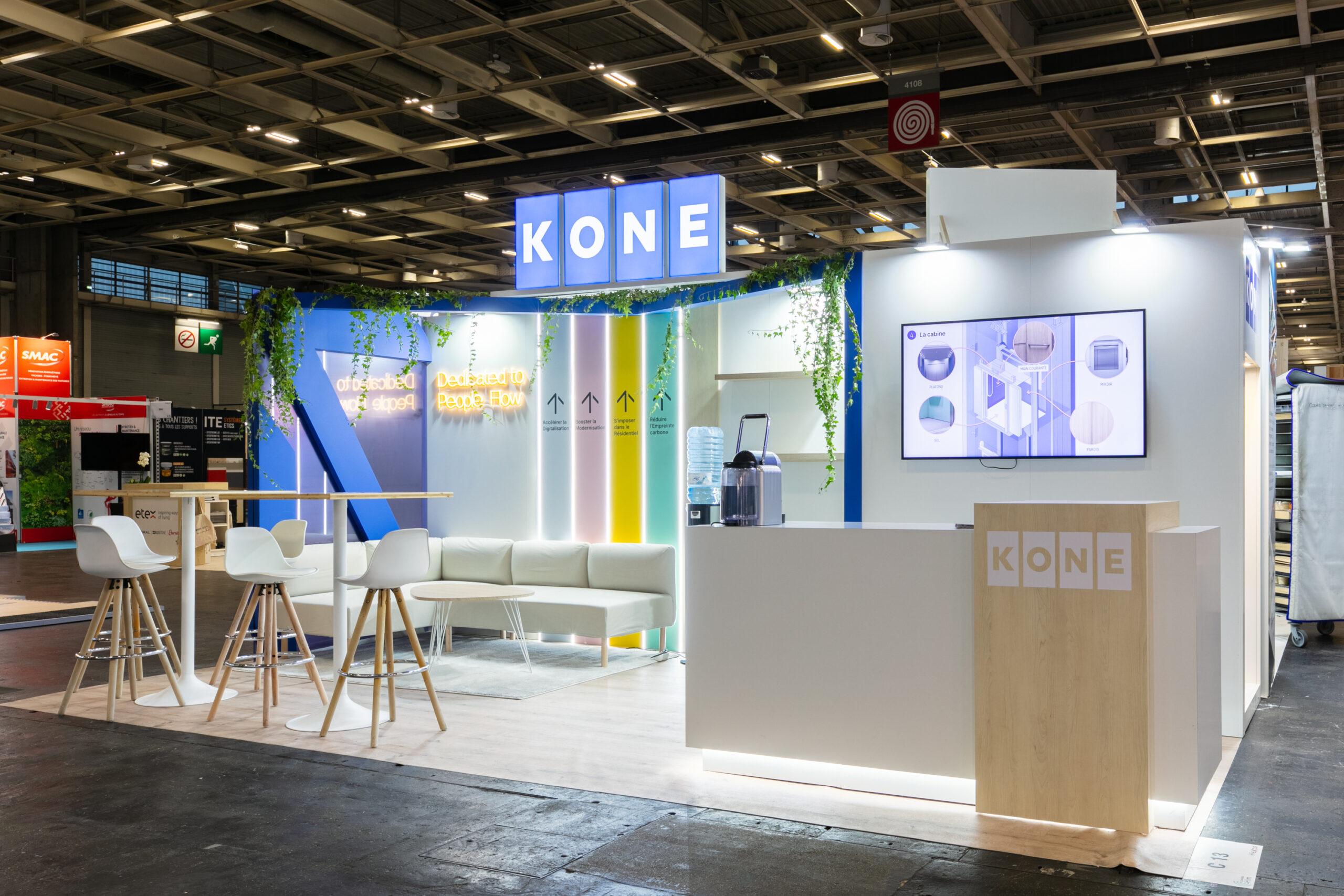 Vue de coté du stand sur-mesure Kone au salon H Expo 2025.