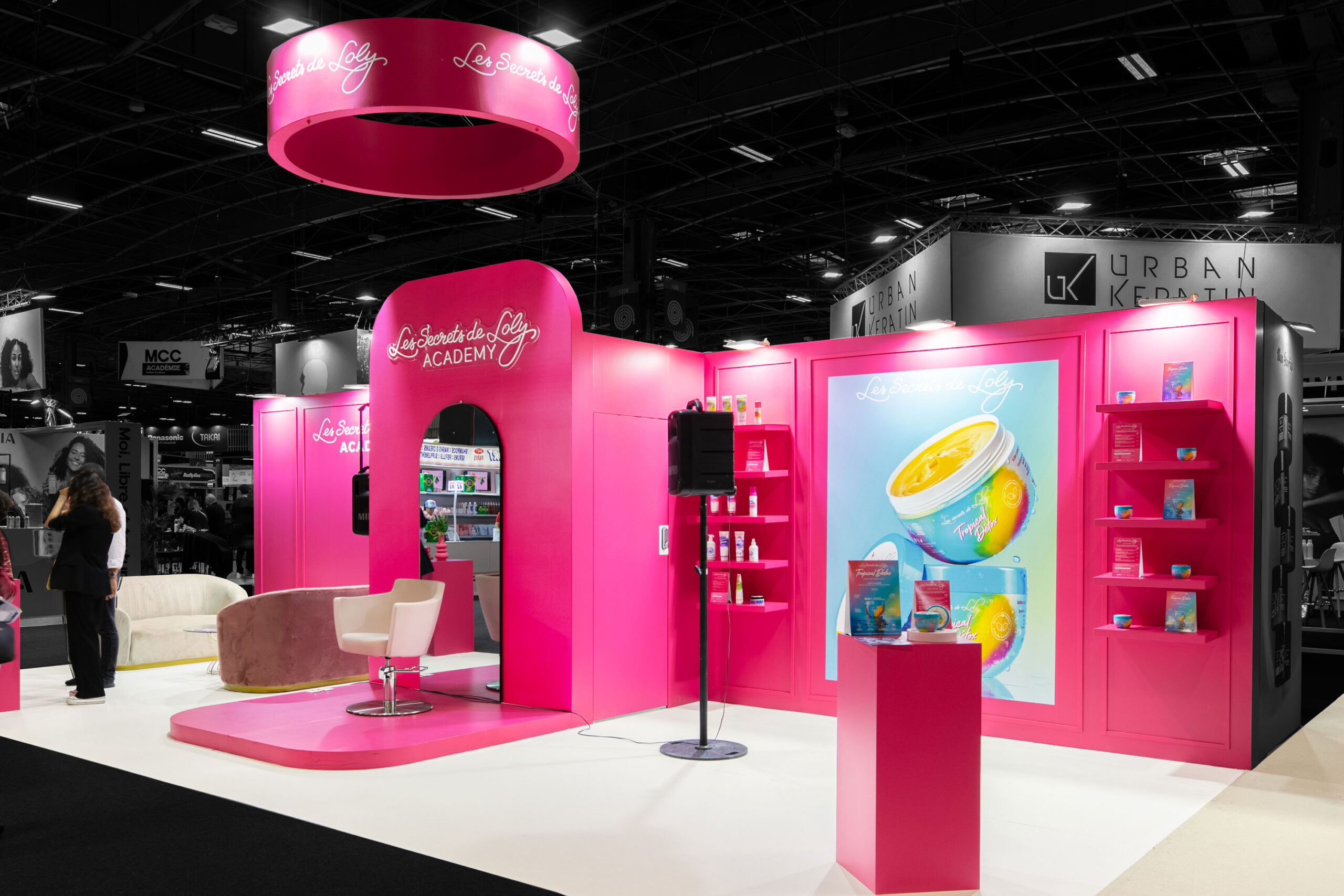 Vue de coté du stand sur-mesure Les Secrets de Loly au salon MCB 2025.