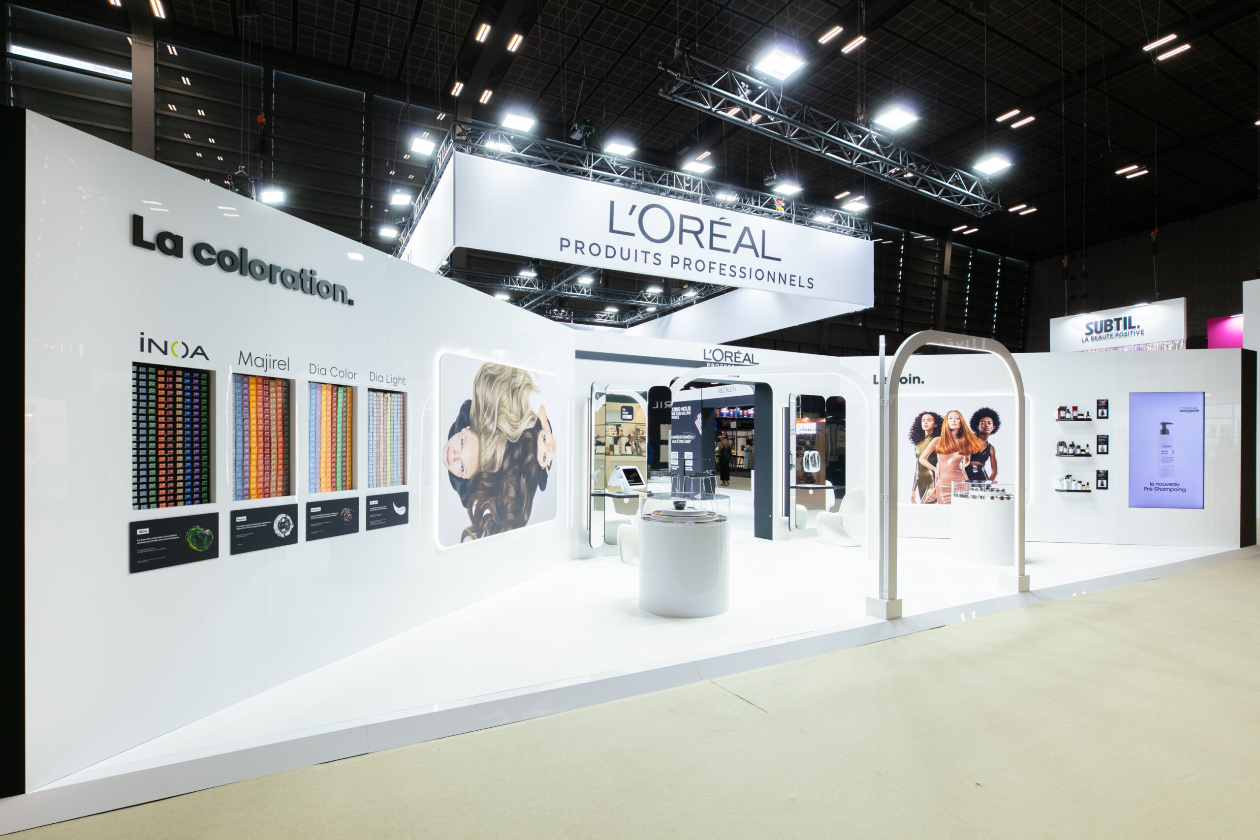 Vue de face du stand sur-mesure L'Oréal au salon MCB 2025.