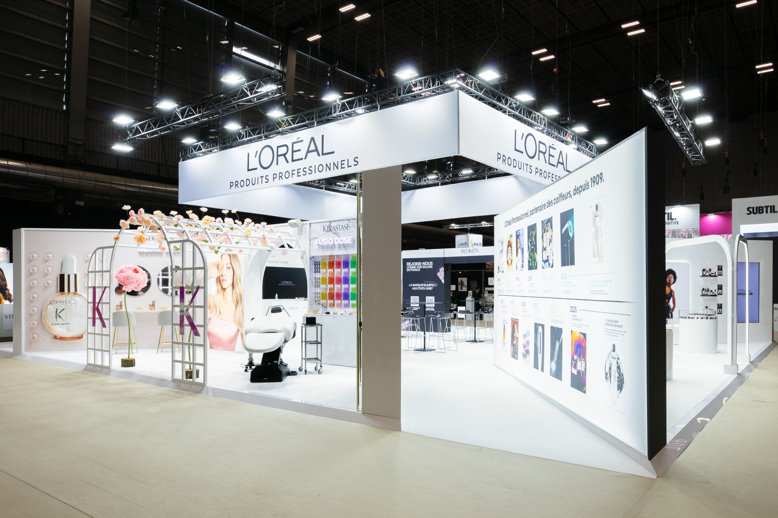 Vue de coté du stand sur-mesure L'Oréal au salon MCB 2025.