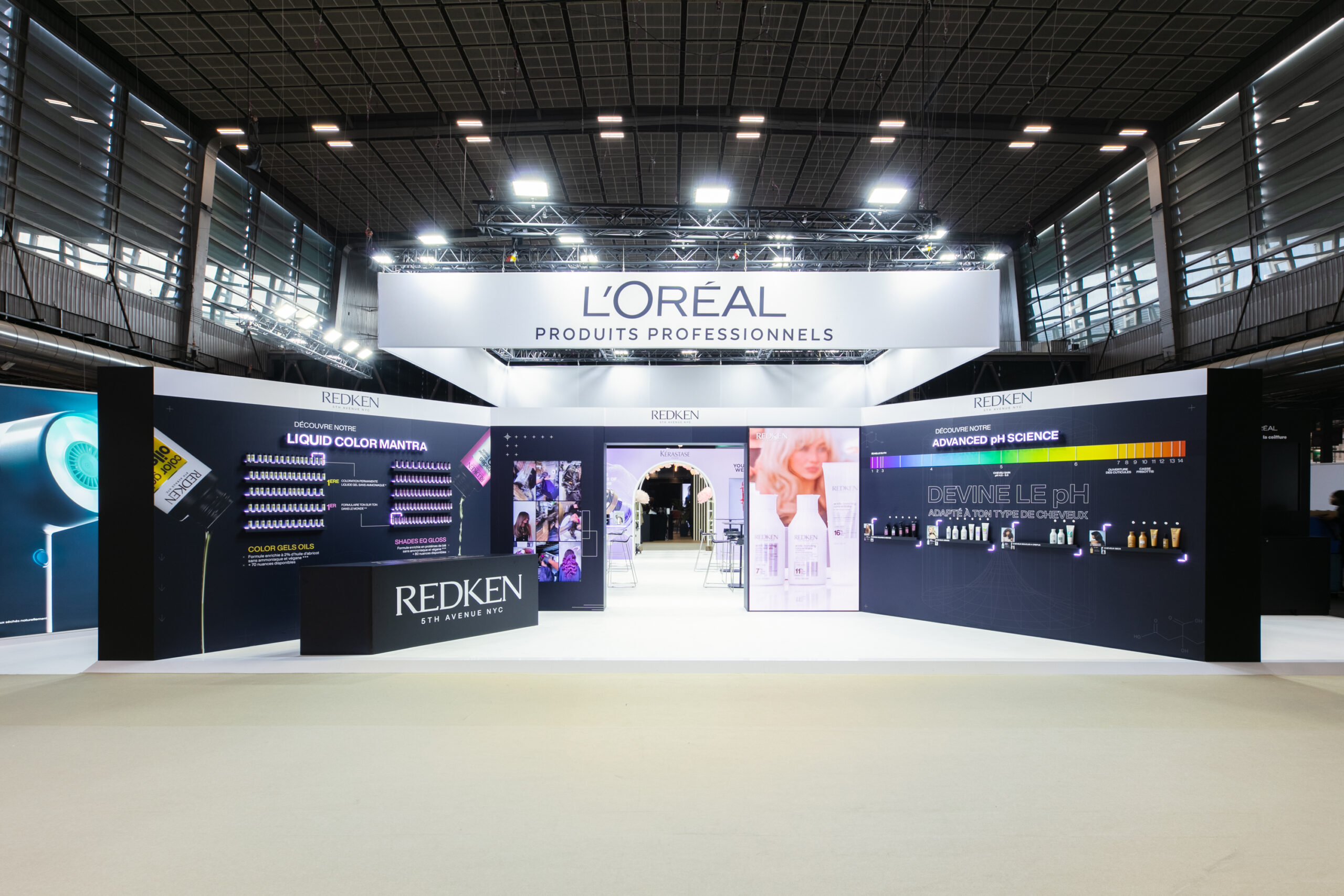Vue de face du stand sur-mesure L'Oréal au salon MCB 2025.