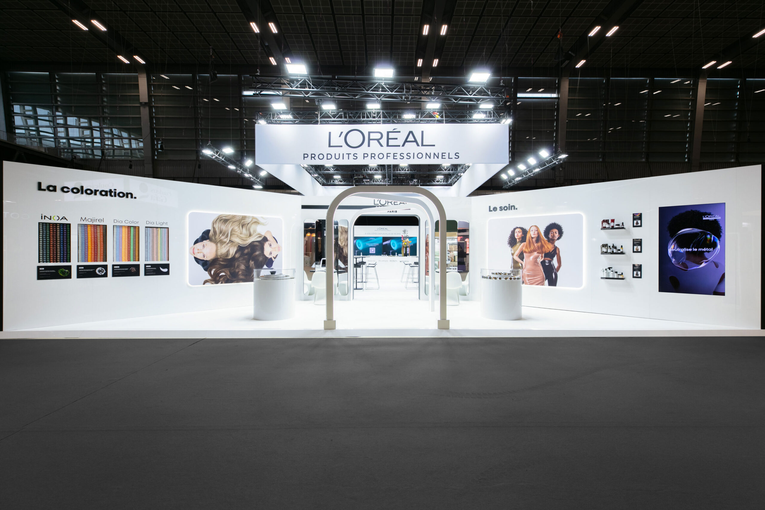 Vue de face du stand sur-mesure L'Oréal au salon MCB 2025.