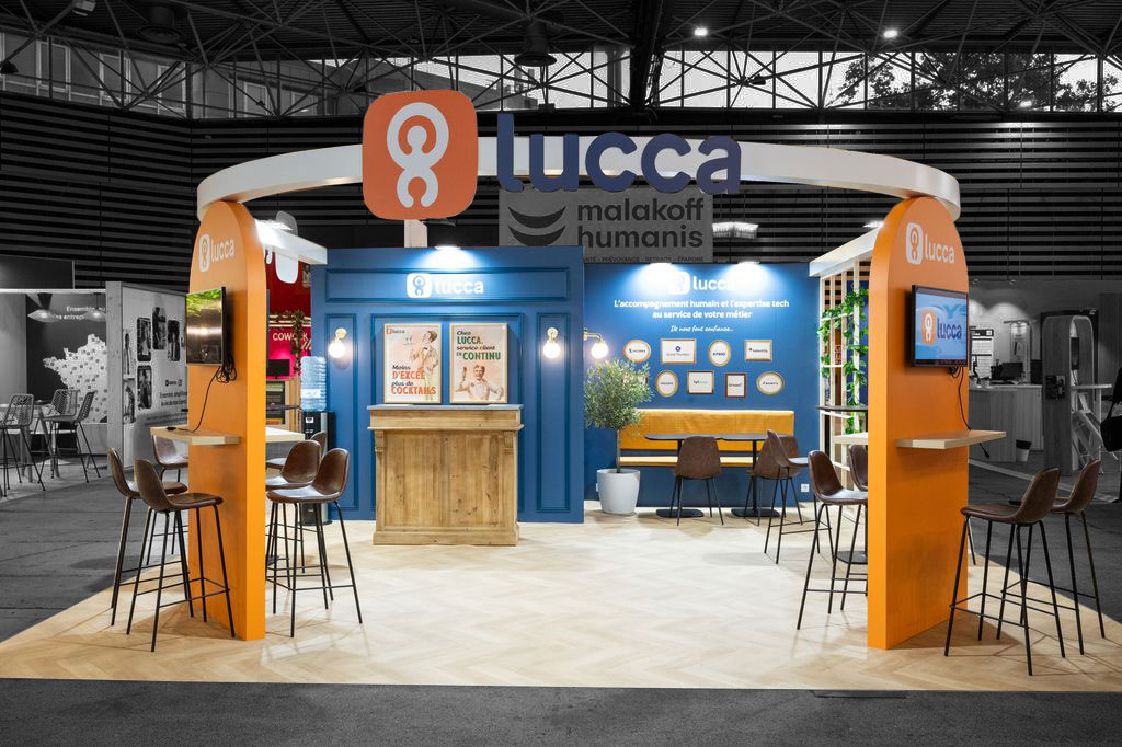 Vue de face du stand sur-mesure Lucca au salon COEC 2025.