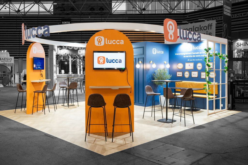 Vue de coté du stand sur-mesure Lucca au salon COEC 2025.