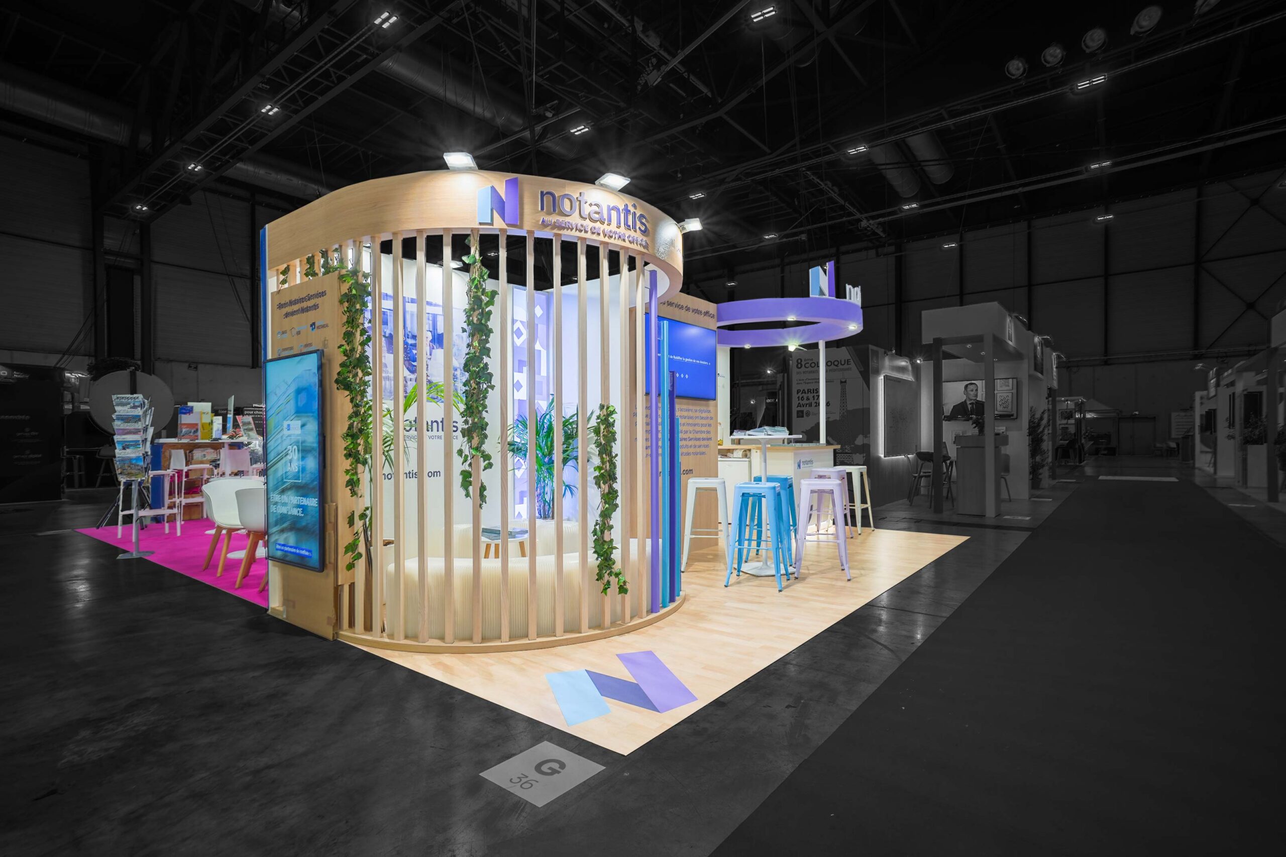 Vue de coté du stand sur-mesure Notantis au Congrès des Notaires 2025.