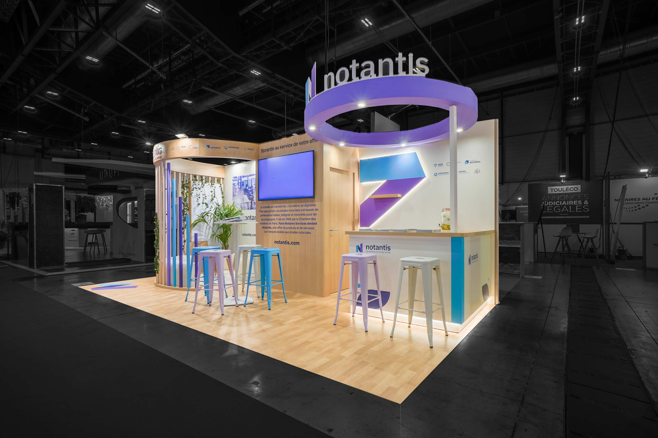 Vue de coté du stand sur-mesure Notantis au Congrès des Notaires 2025.