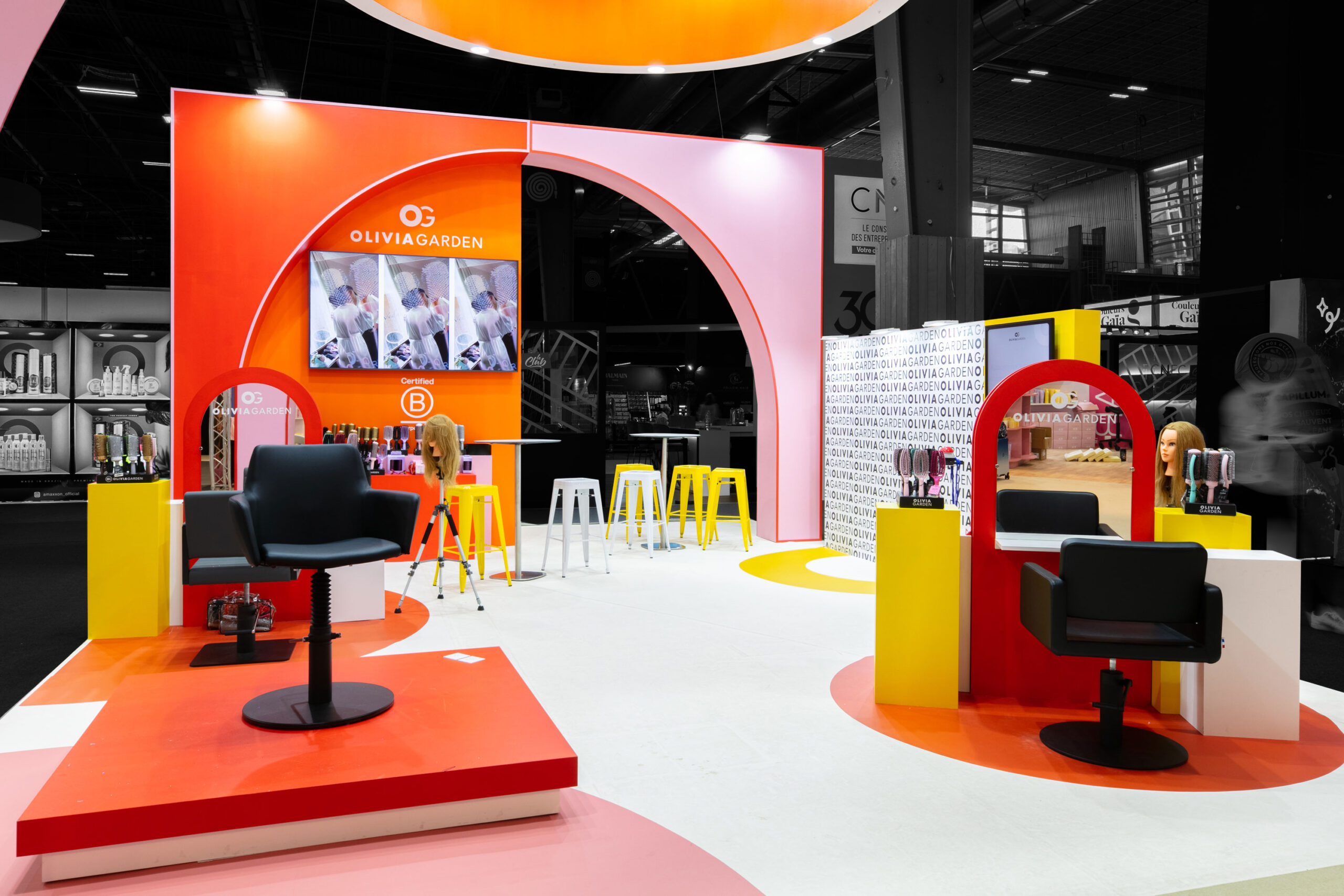 Vue de coté du stand sur-mesure Olivia Garden au salon MCB 2025.