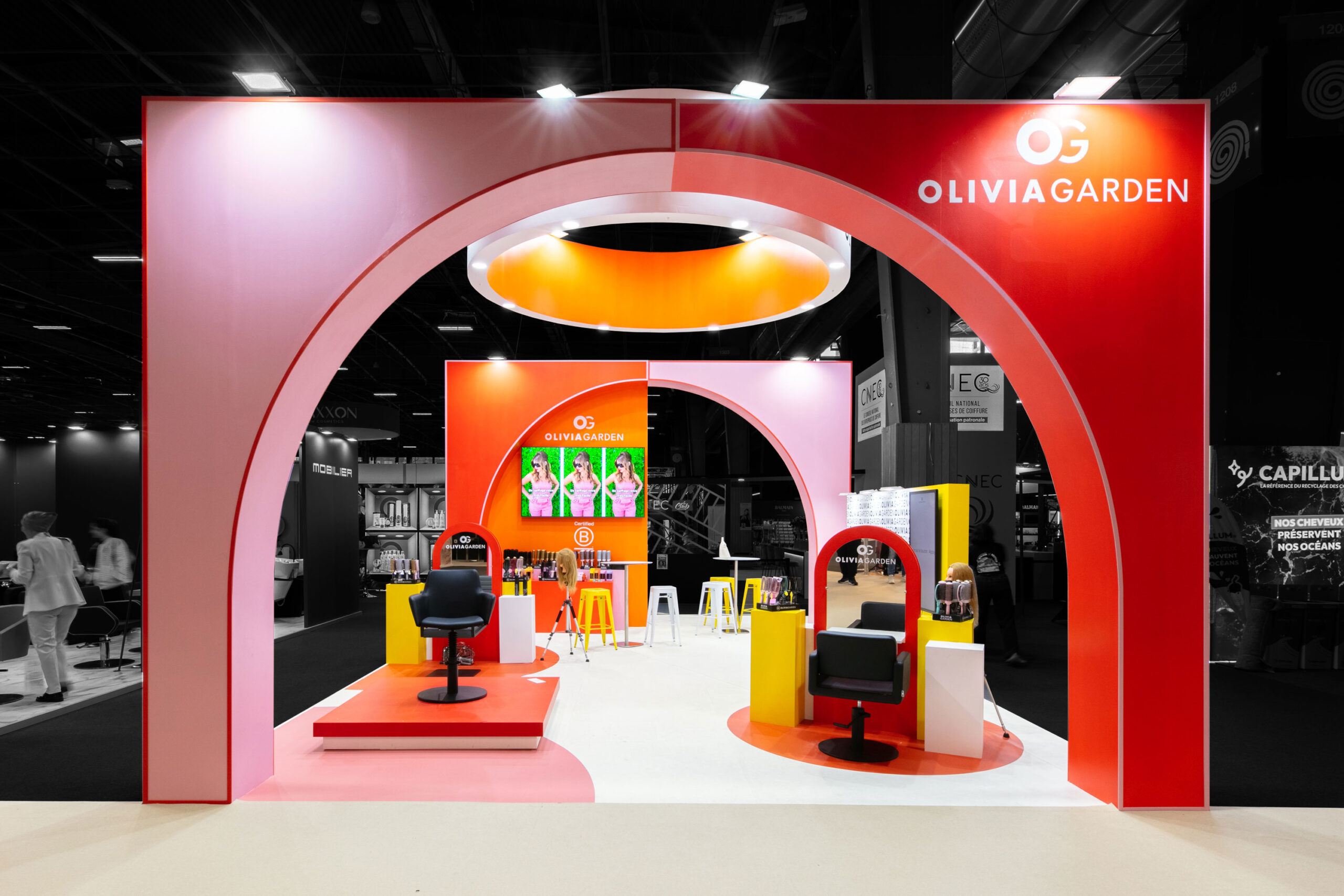 Vue de face du stand sur-mesure Olivia Garden au salon MCB 2025.