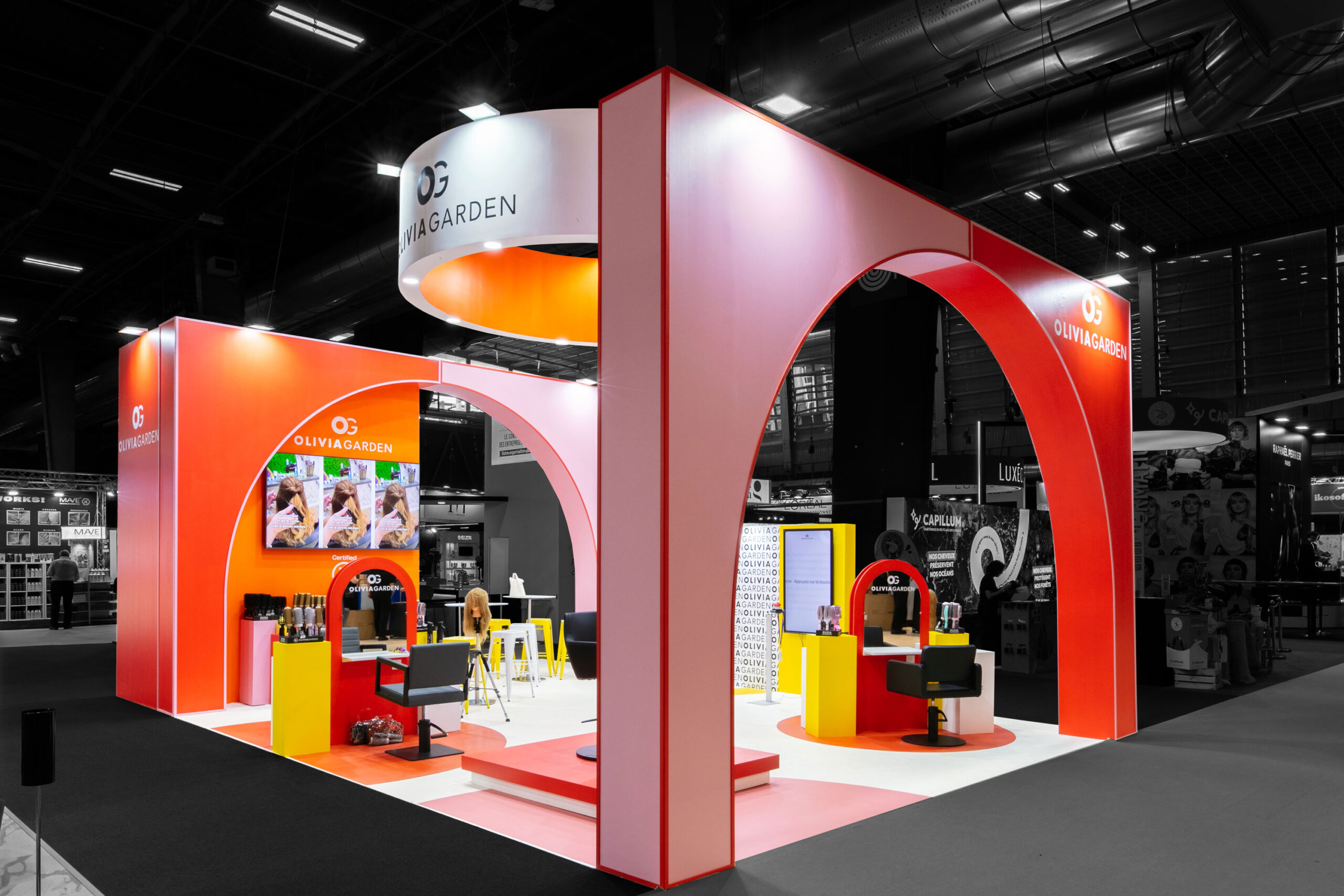 Vue de coté du stand sur-mesure Olivia Garden au salon MCB 2025.