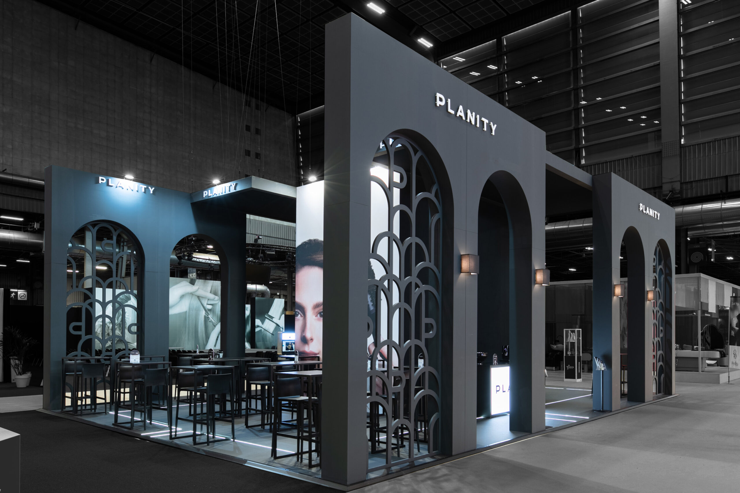 Vue de coté du stand sur-mesure Planity au salon MCB 2025.