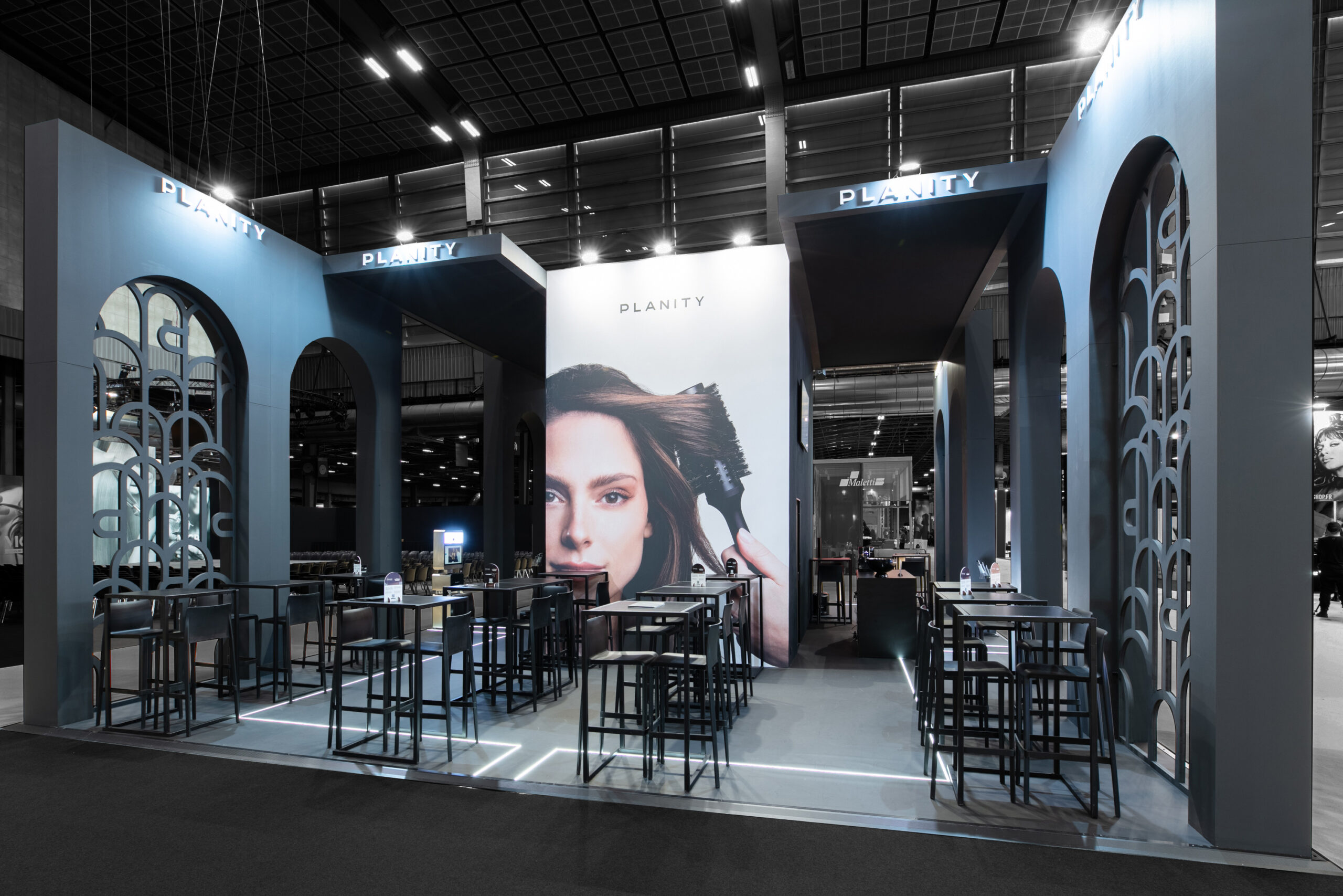Vue de coté du stand sur-mesure Planity au salon MCB 2025.