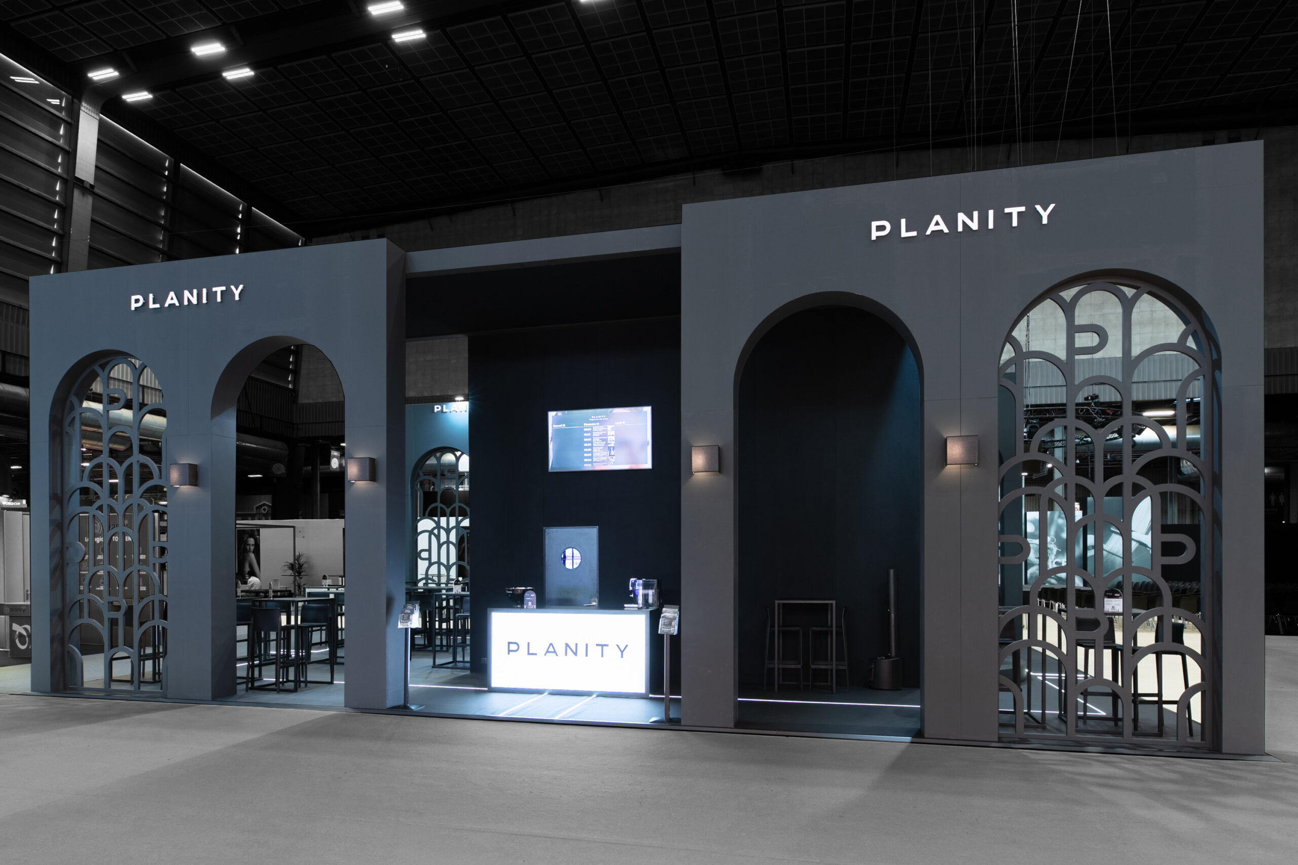 Vue de face du stand sur-mesure Planity au salon MCB 2025.