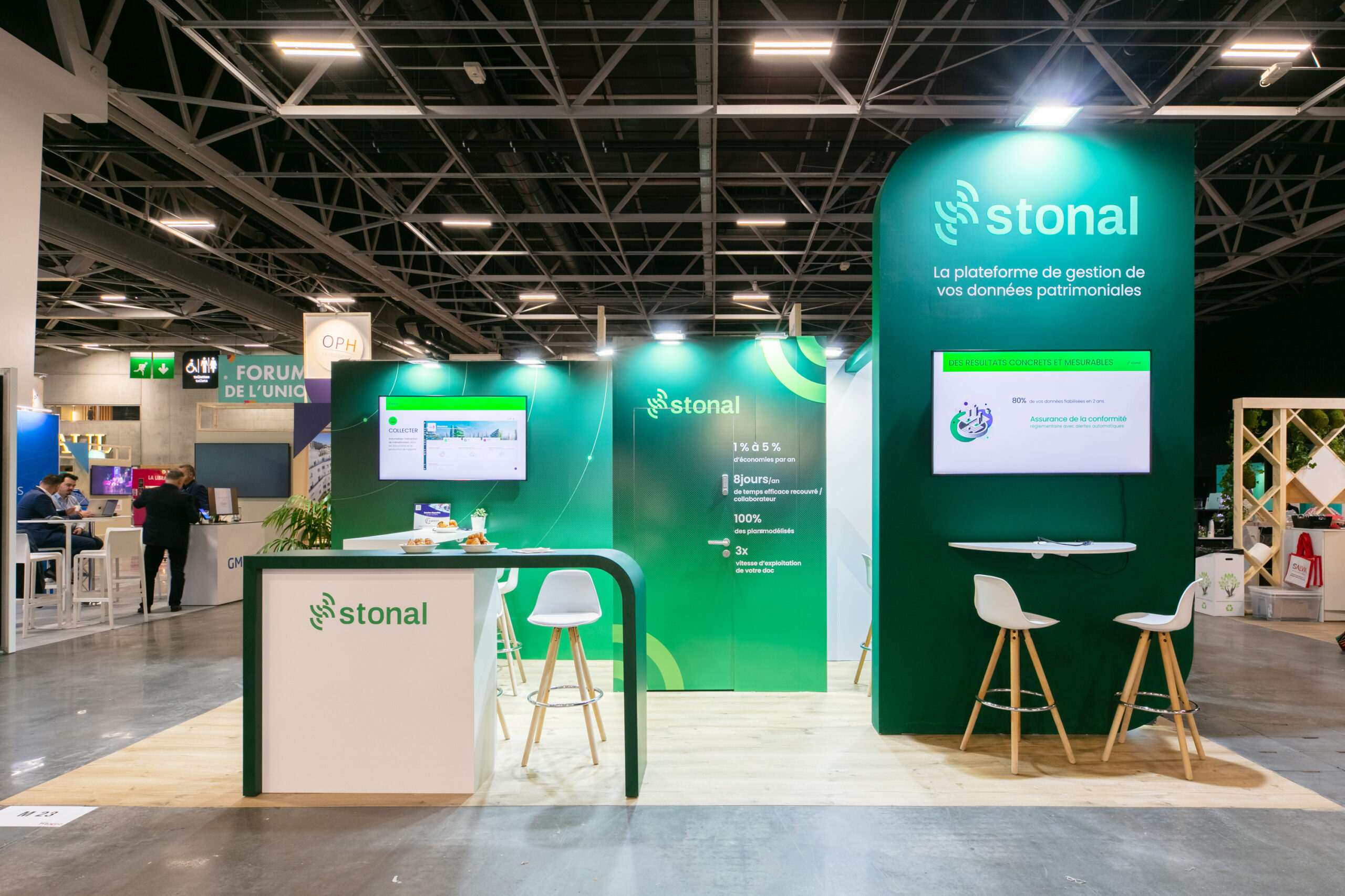 Vue de face du stand sur-mesure Stonal au salon H Expo 2025.