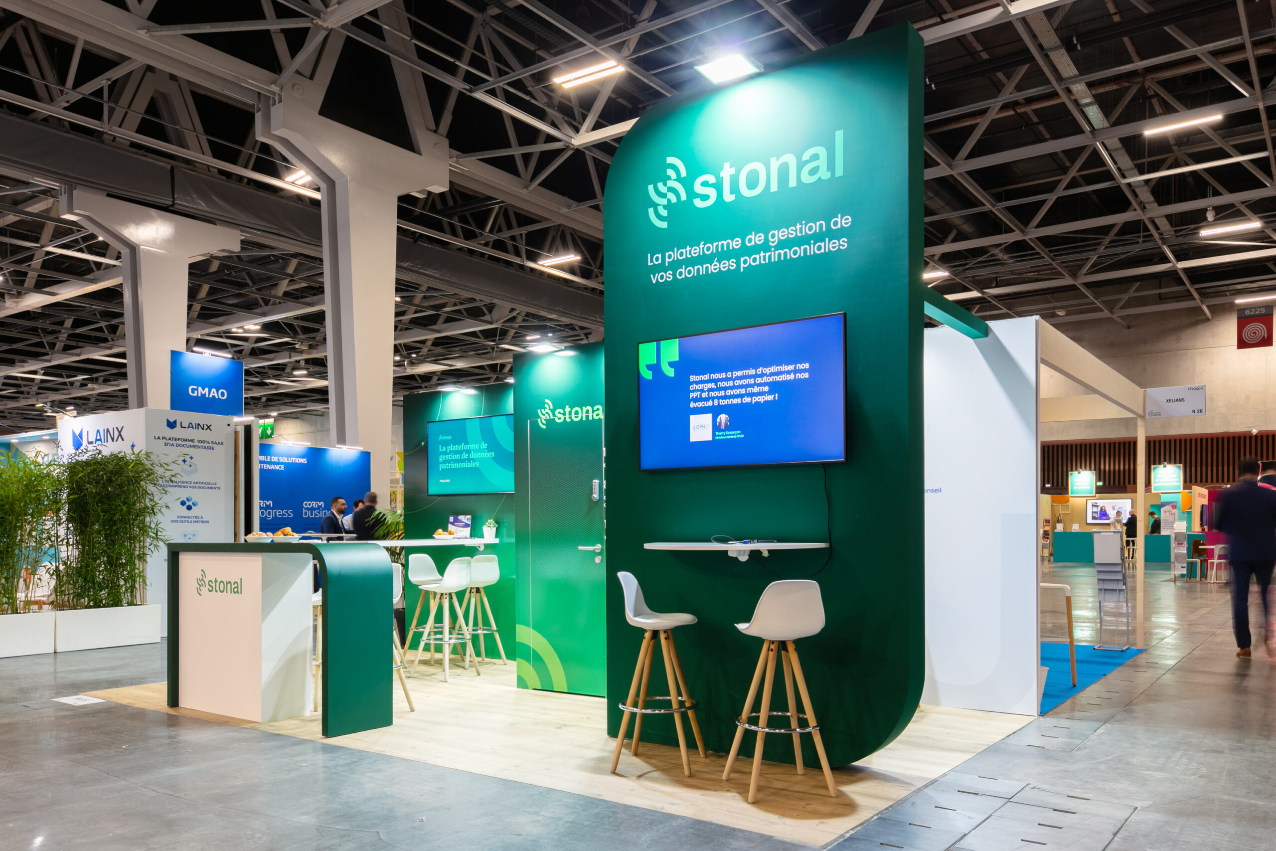 Vue de coté du stand sur-mesure Stonal au salon H Expo 2025.