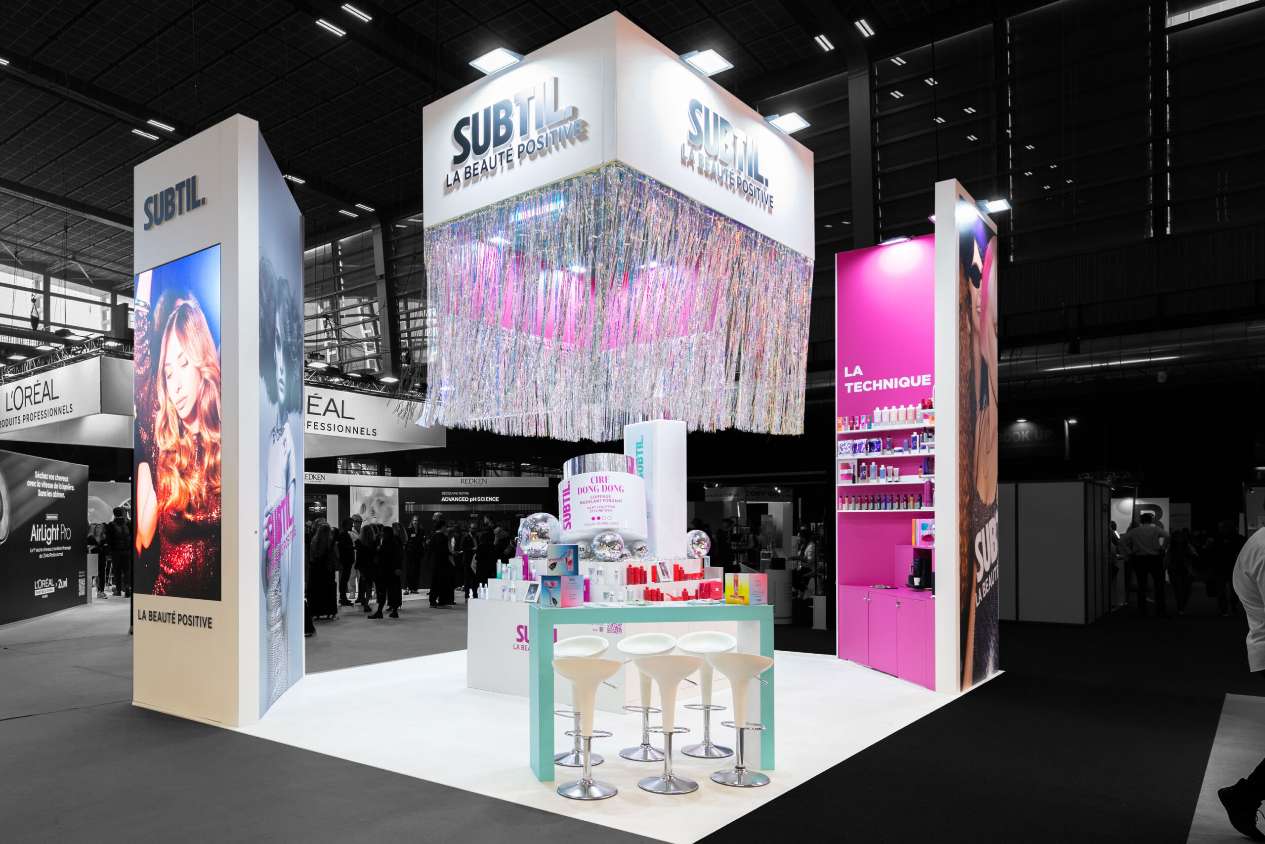 Vue de coté du stand sur-mesure Subtil / Ducastel au salon MCB 2025.