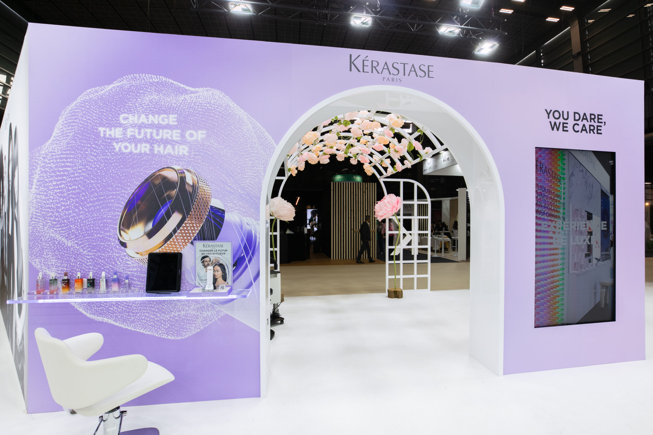 Vue d'intérieur du stand sur-mesure L'Oréal au salon MCB 2025.
