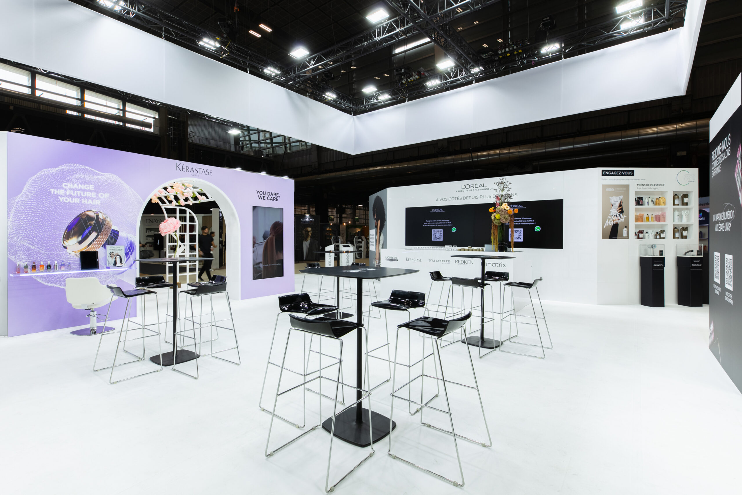 Vue d'intérieur du stand sur-mesure L'Oréal au salon MCB 2025.
