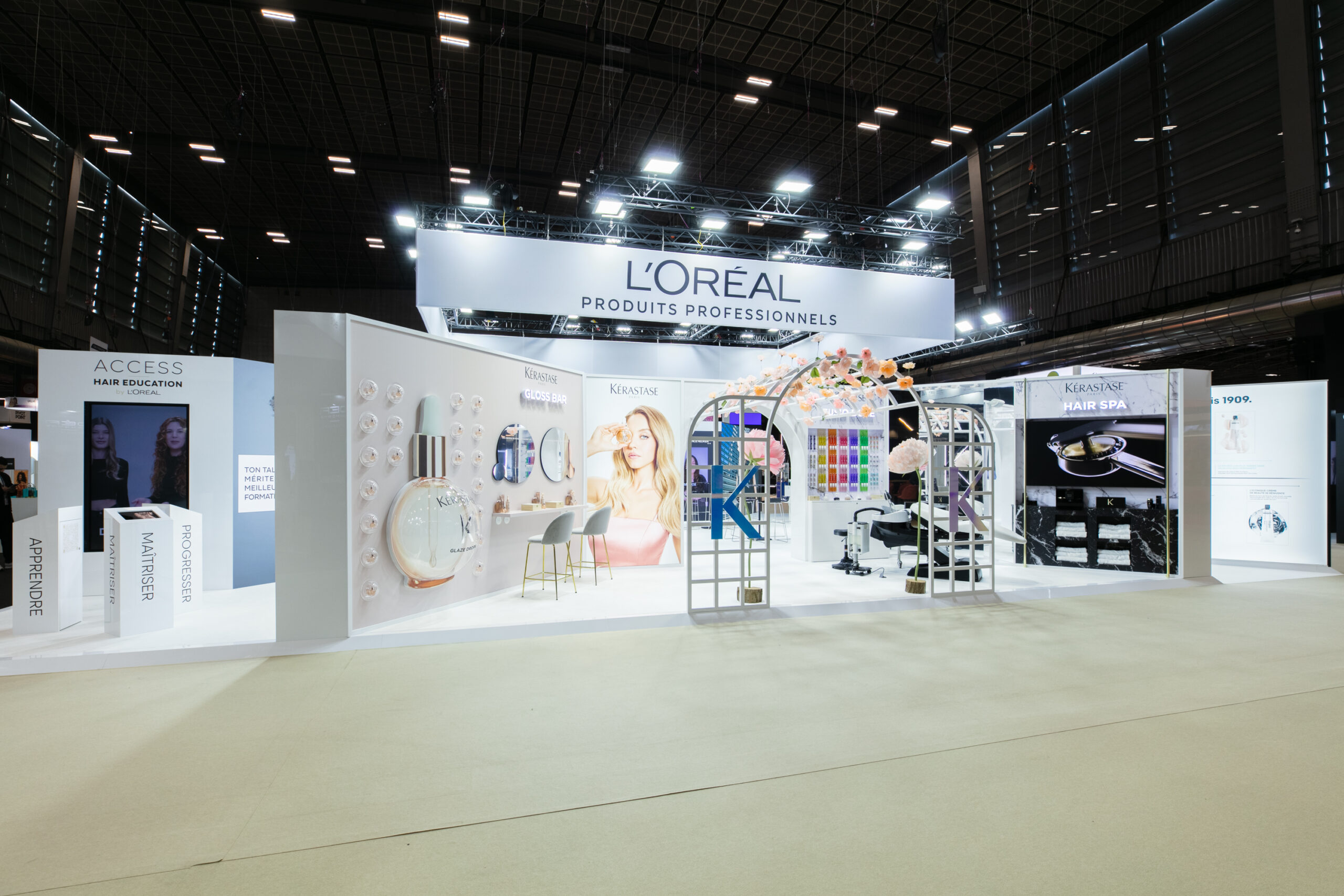 Vue de face du stand sur-mesure L'Oréal au salon MCB 2025.