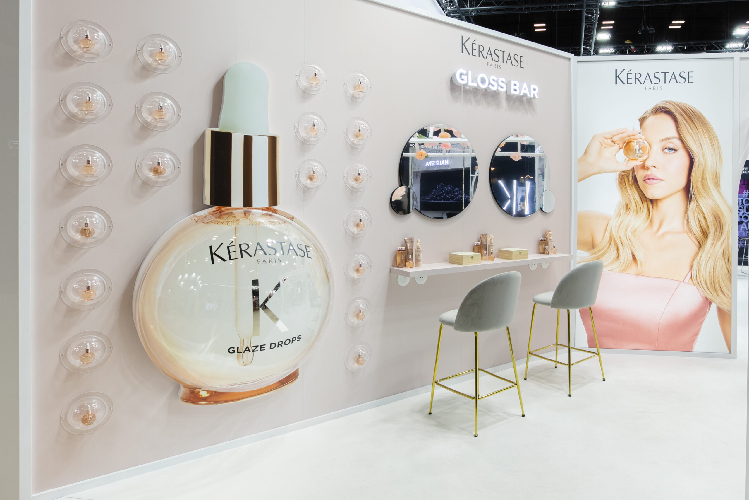 Vue d'intérieur du stand sur-mesure L'Oréal au salon MCB 2025.
