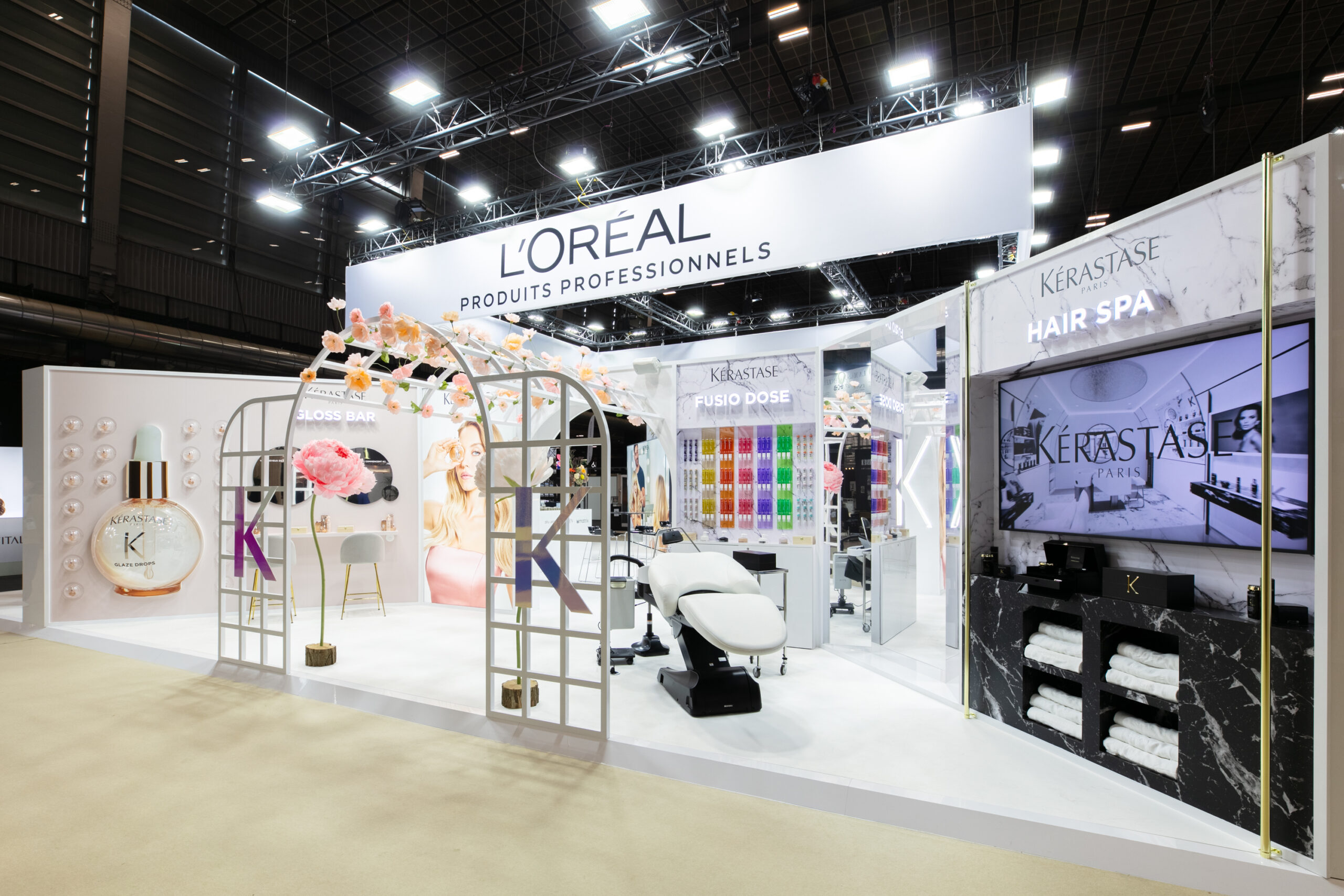 Vue de coté du stand sur-mesure L'Oréal au salon MCB 2025.