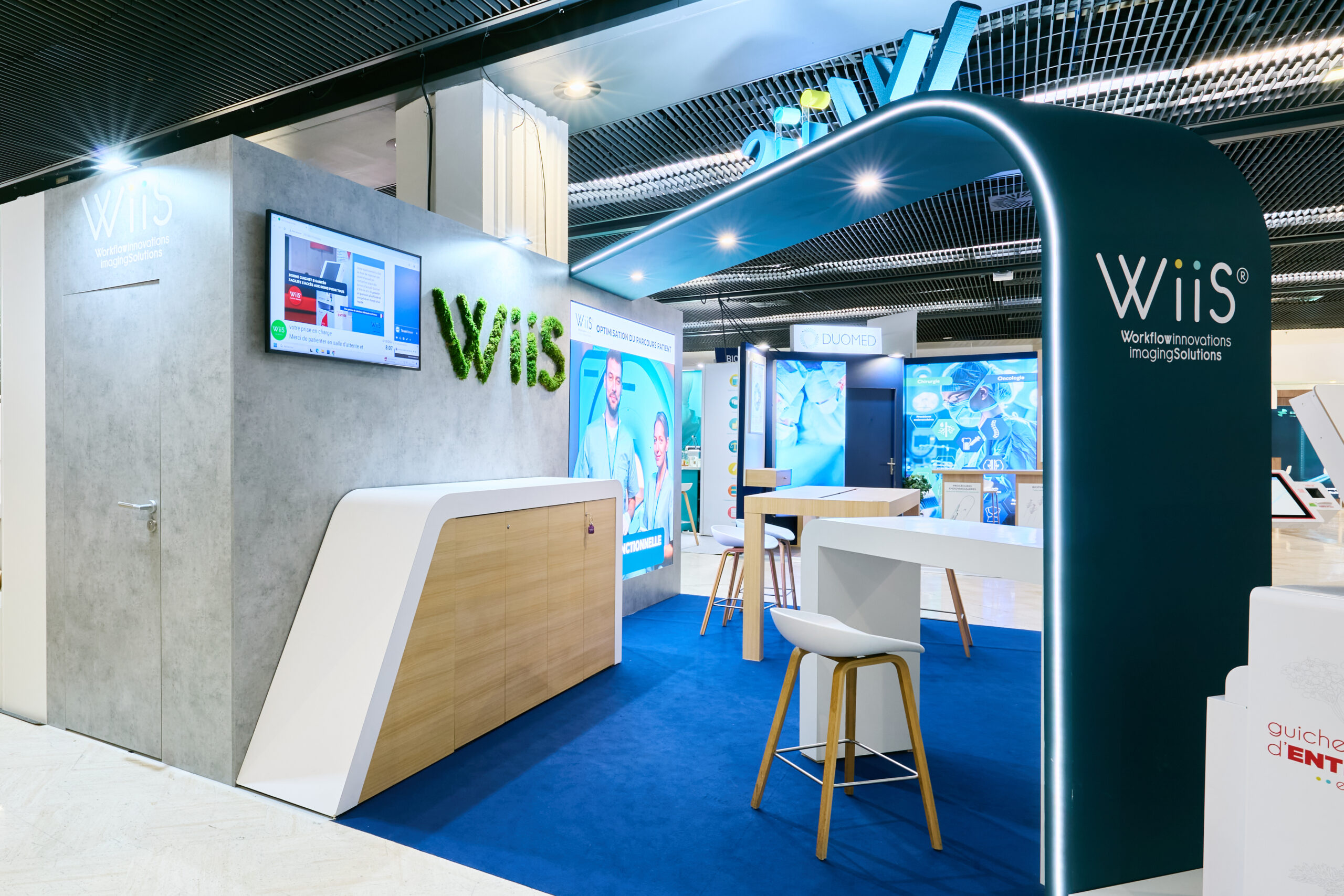 Vue de coté du stand sur-mesure Wiis au salon JFR 2024.