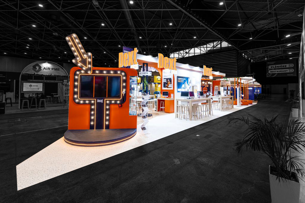 Vue de coté du stand sur-mesure Dext au salon COEC 2025.
