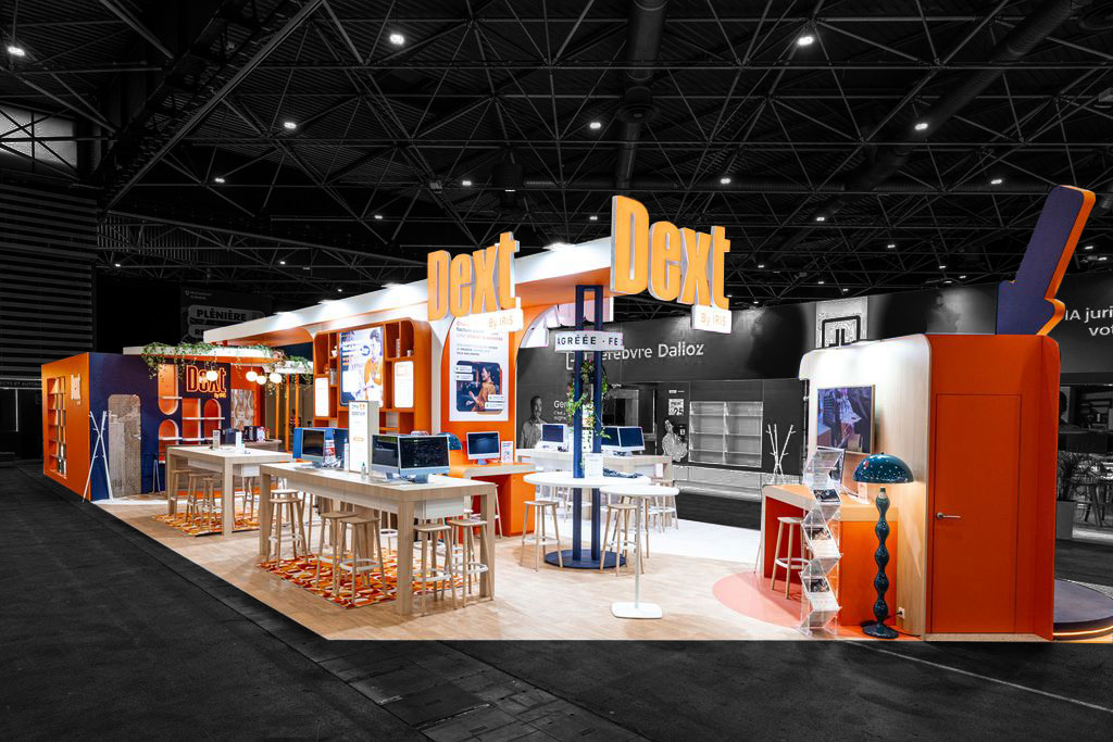 Vue de coté du stand sur-mesure Dext au salon COEC 2025.