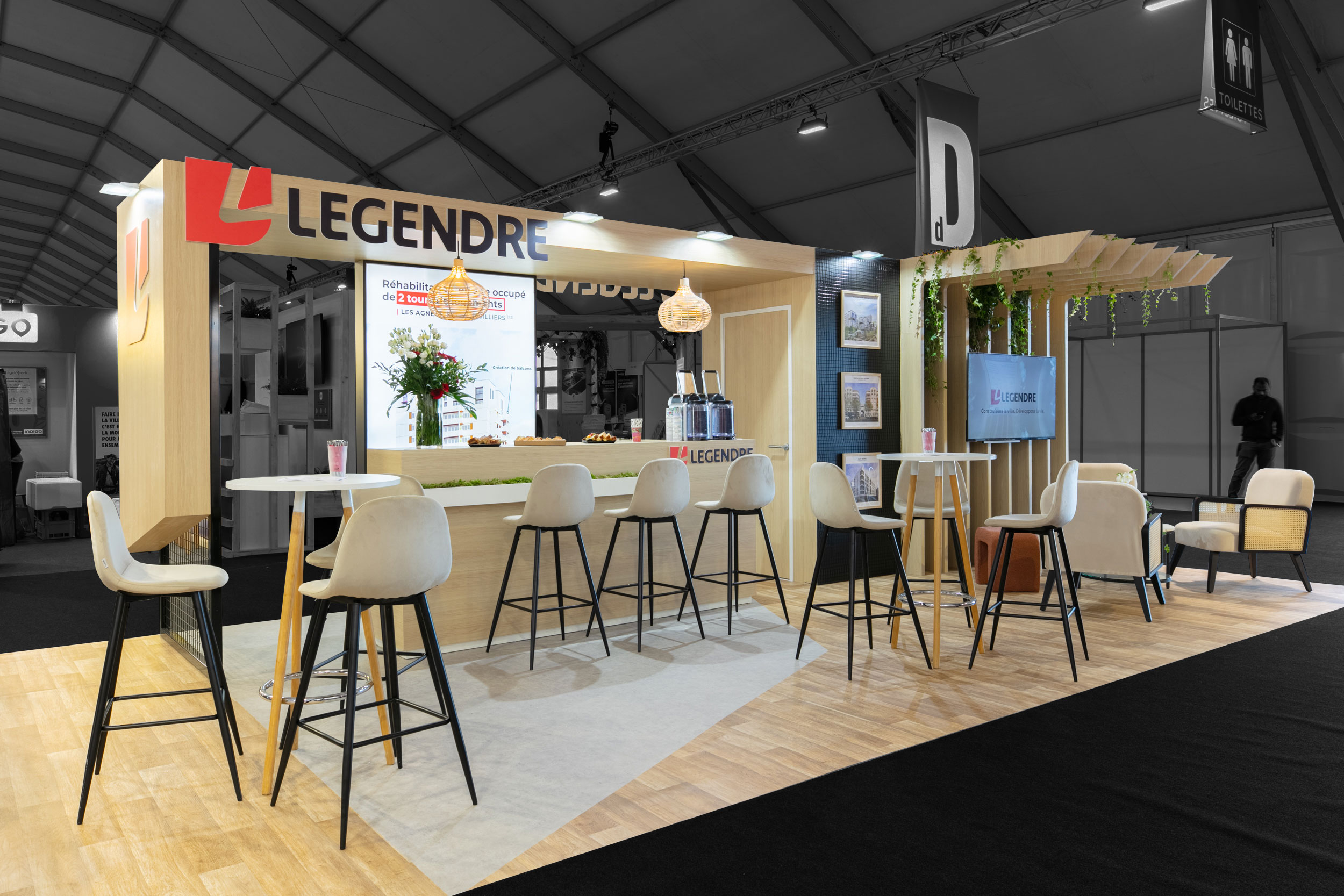 Vue de coté du stand sur-mesure Groupe Legendre au salon Espace Collectivités 2025.