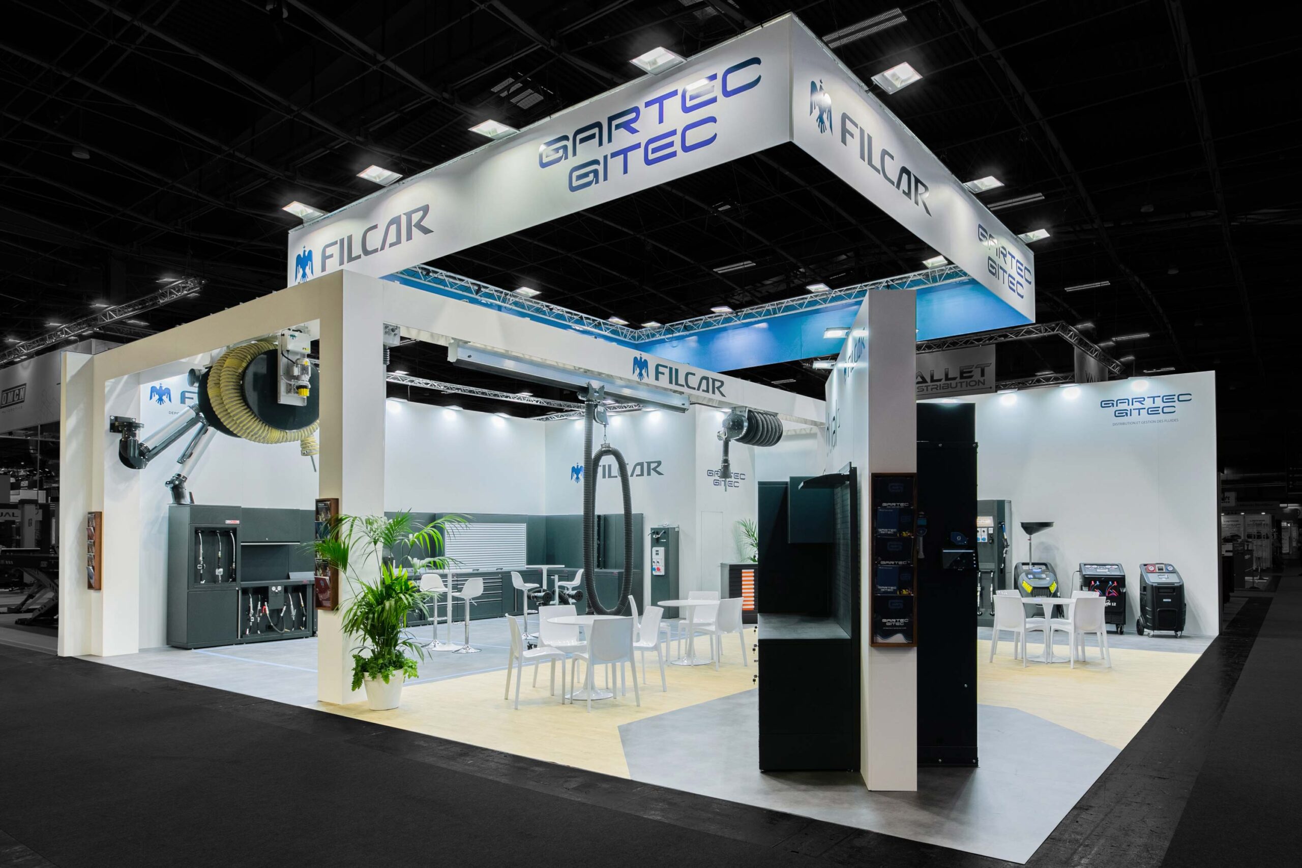 Vue de coté du stand sur-mesure Filcar au salon Equipauto 2025.