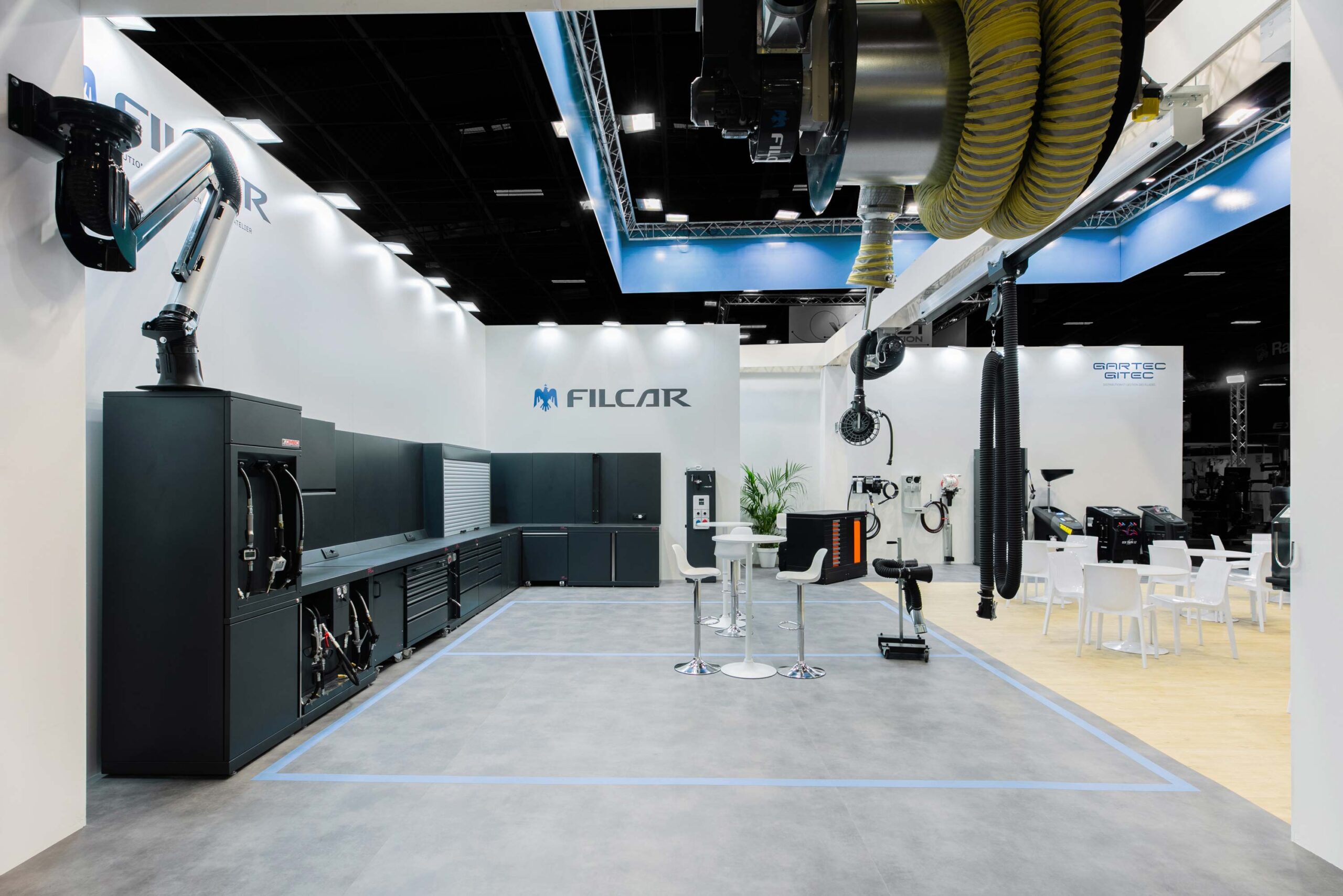 Vue d'intérieur du stand sur-mesure Filcar au salon Equipauto 2025.