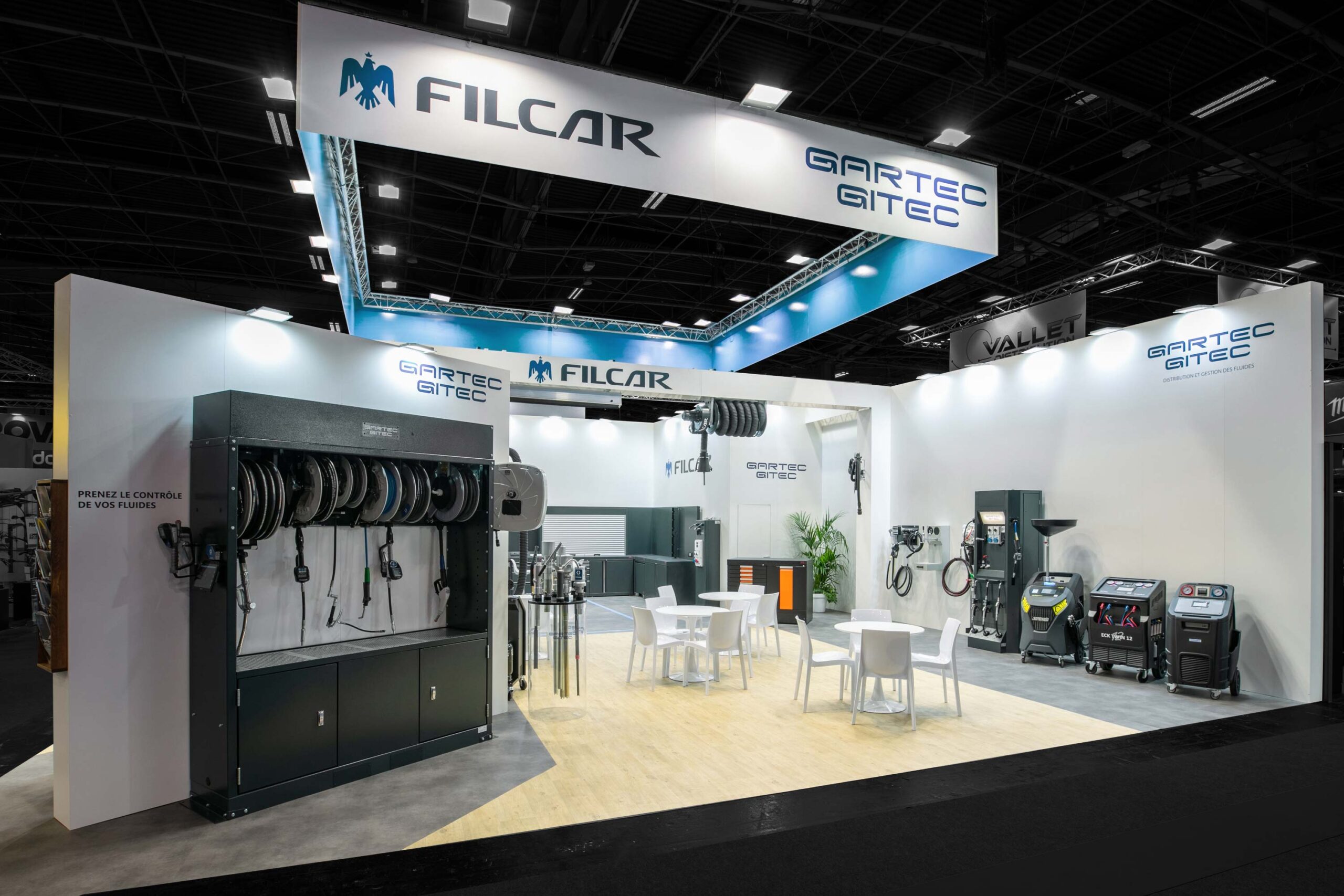 Vue de face du stand sur-mesure Filcar au salon Equipauto 2025.