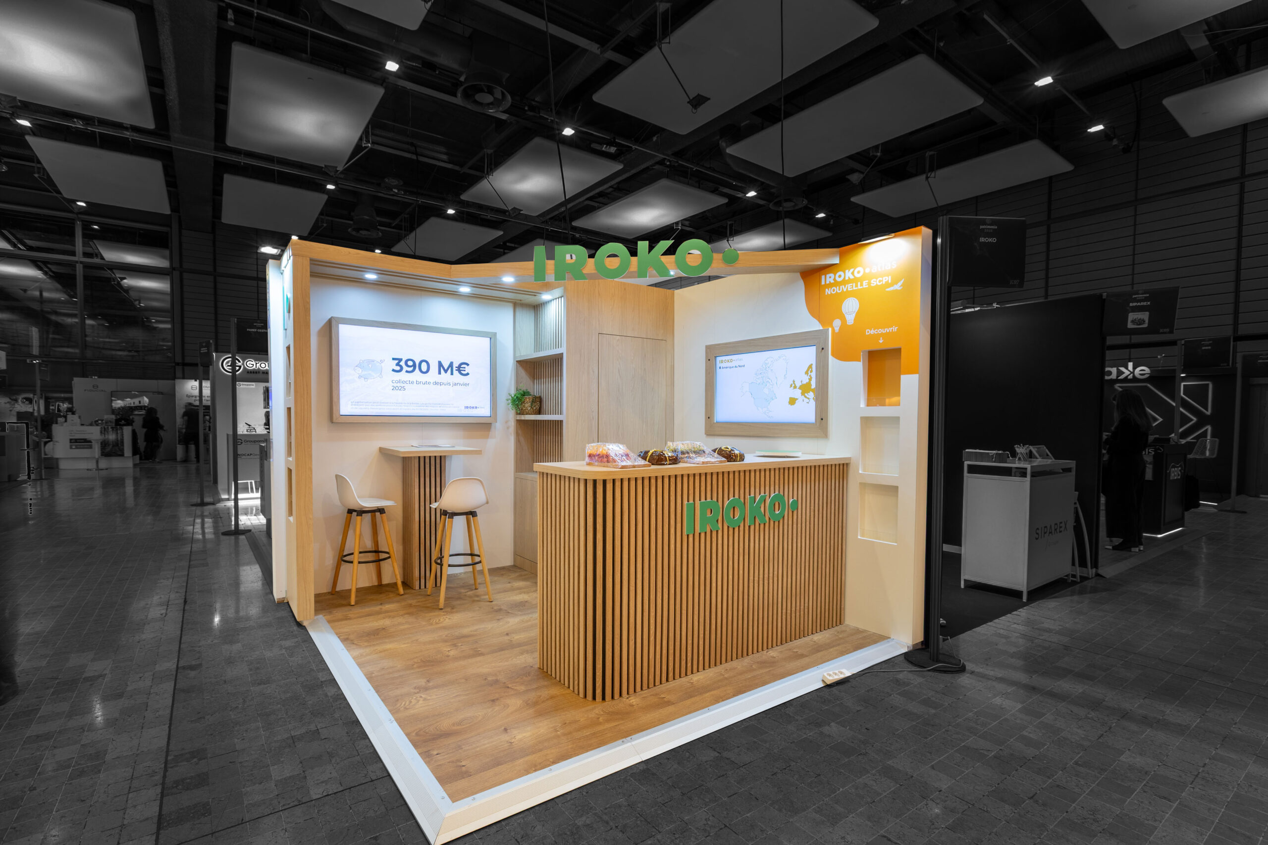 Vue de face du stand sur-mesure Iroko au salon Patrimonia 2025.