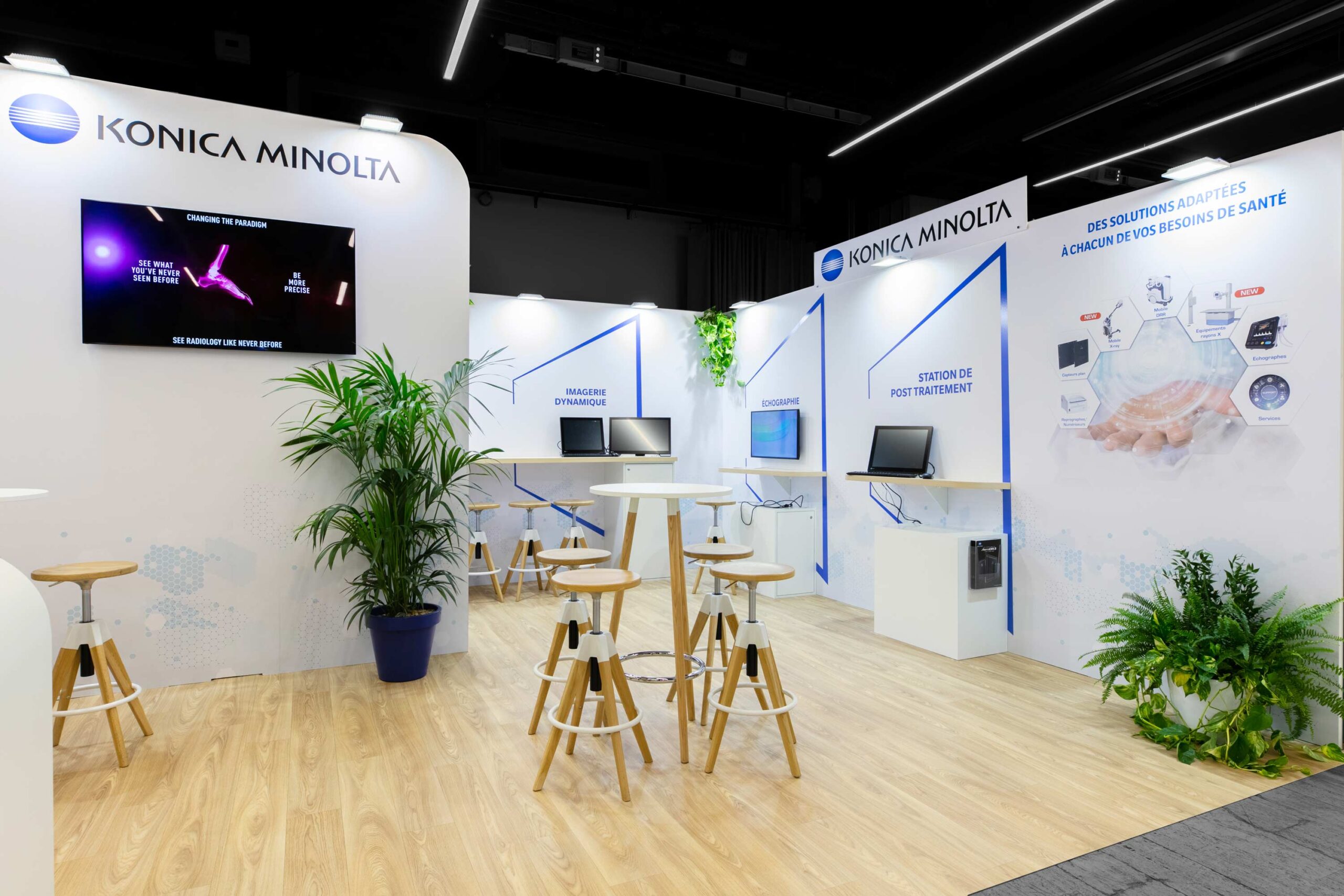 Vue de coté du stand sur-mesure Konica Minolta au salon JFR 2025.