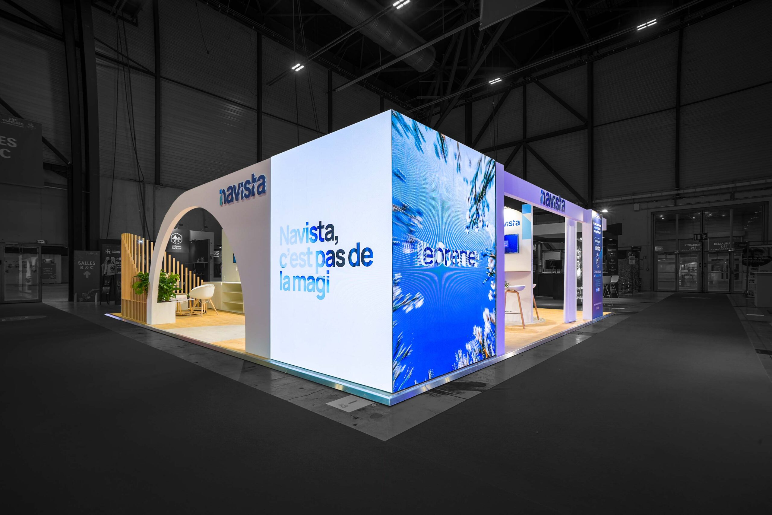 Vue de coté du stand sur-mesure Navista au Congrès des Notaires 2025.
