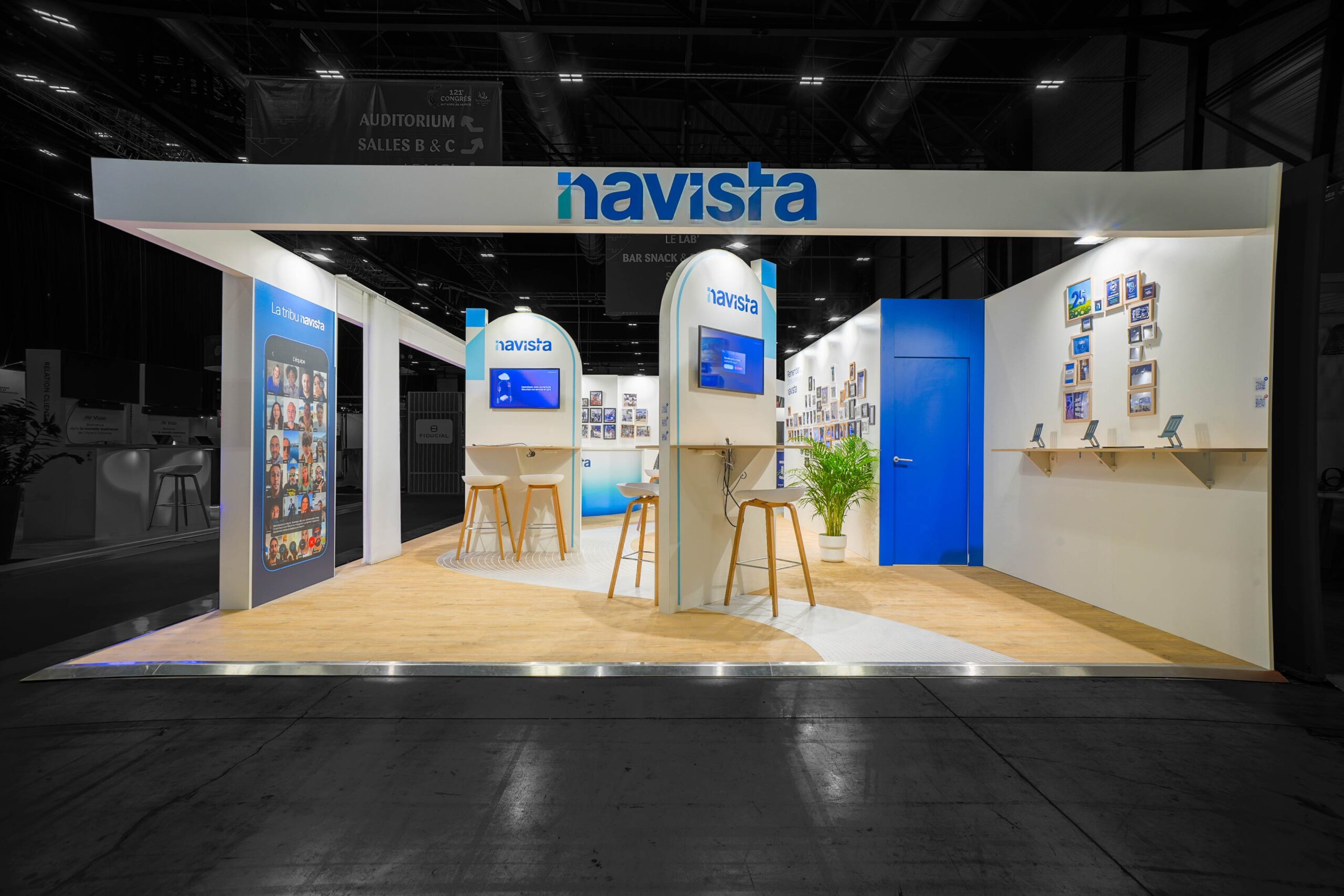 Vue de face du stand sur-mesure Navista au Congrès des Notaires 2025.