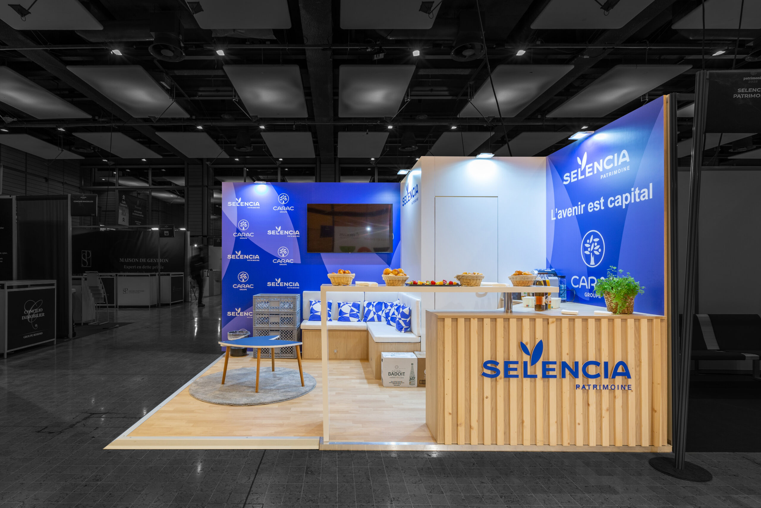 Vue de face du stand sur-mesure Selencia au salon Patrimonia 2025.