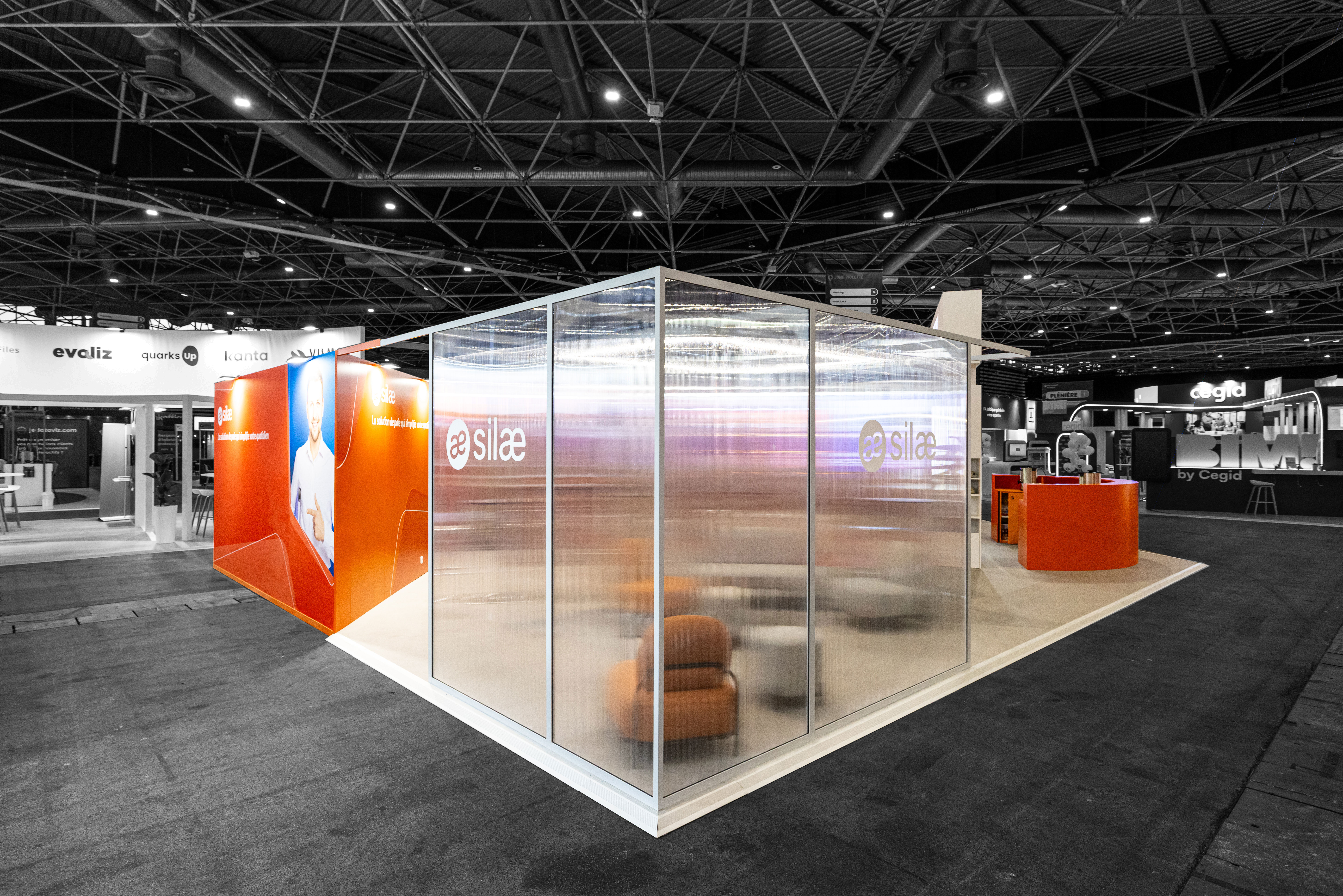Vue de coté du stand sur-mesure Silae au salon COEC 2025.