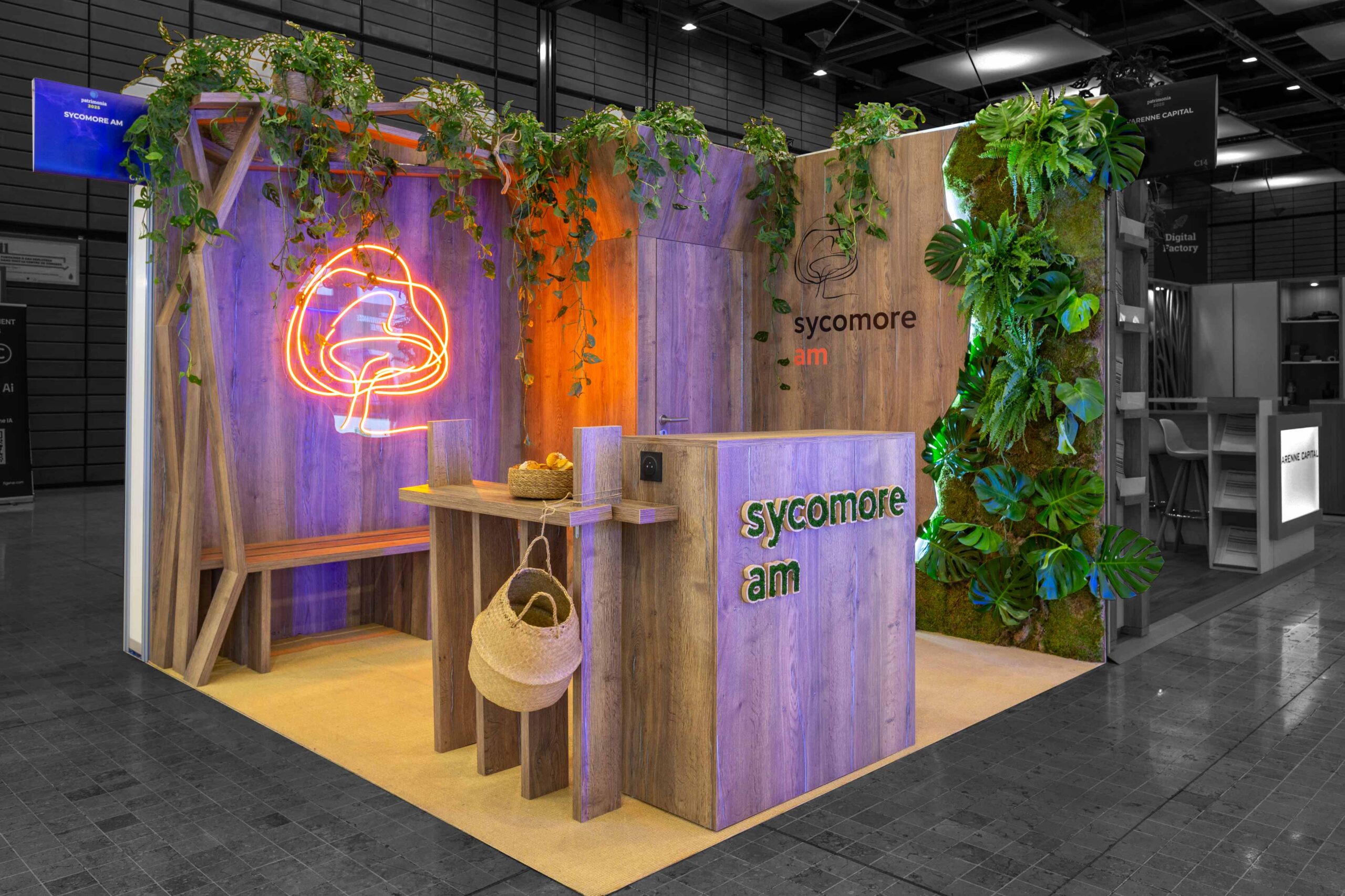 Vue de face du stand sur-mesure Sycomore au salon Patrimonia 2025.