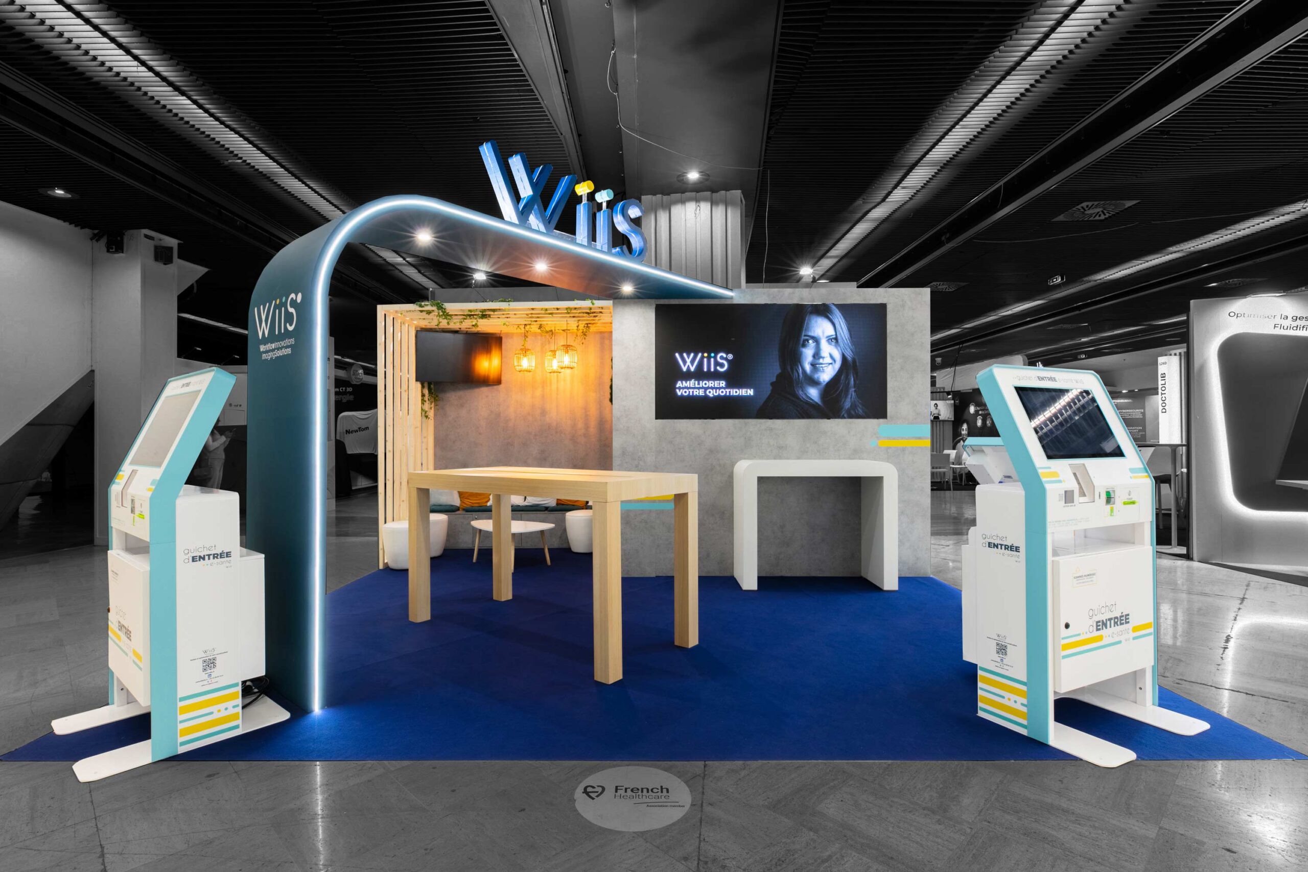 Vue de coté du stand sur-mesure Wiis au salon JFR 2025.