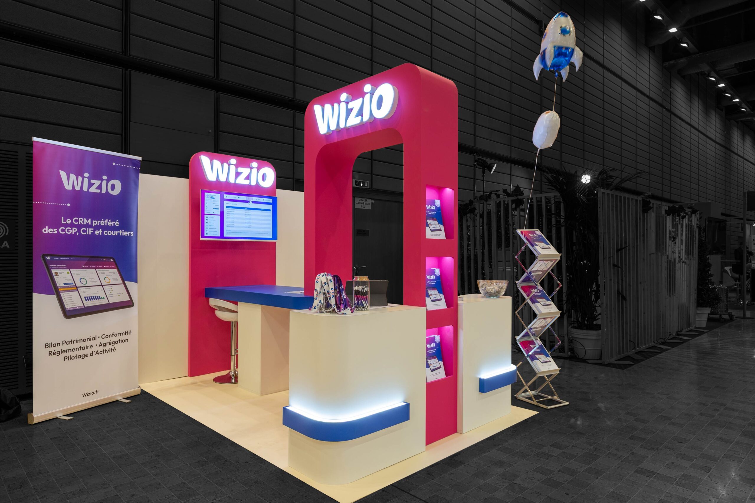Vue de coté du stand sur-mesure Wizio au salon Patrimonia 2025.