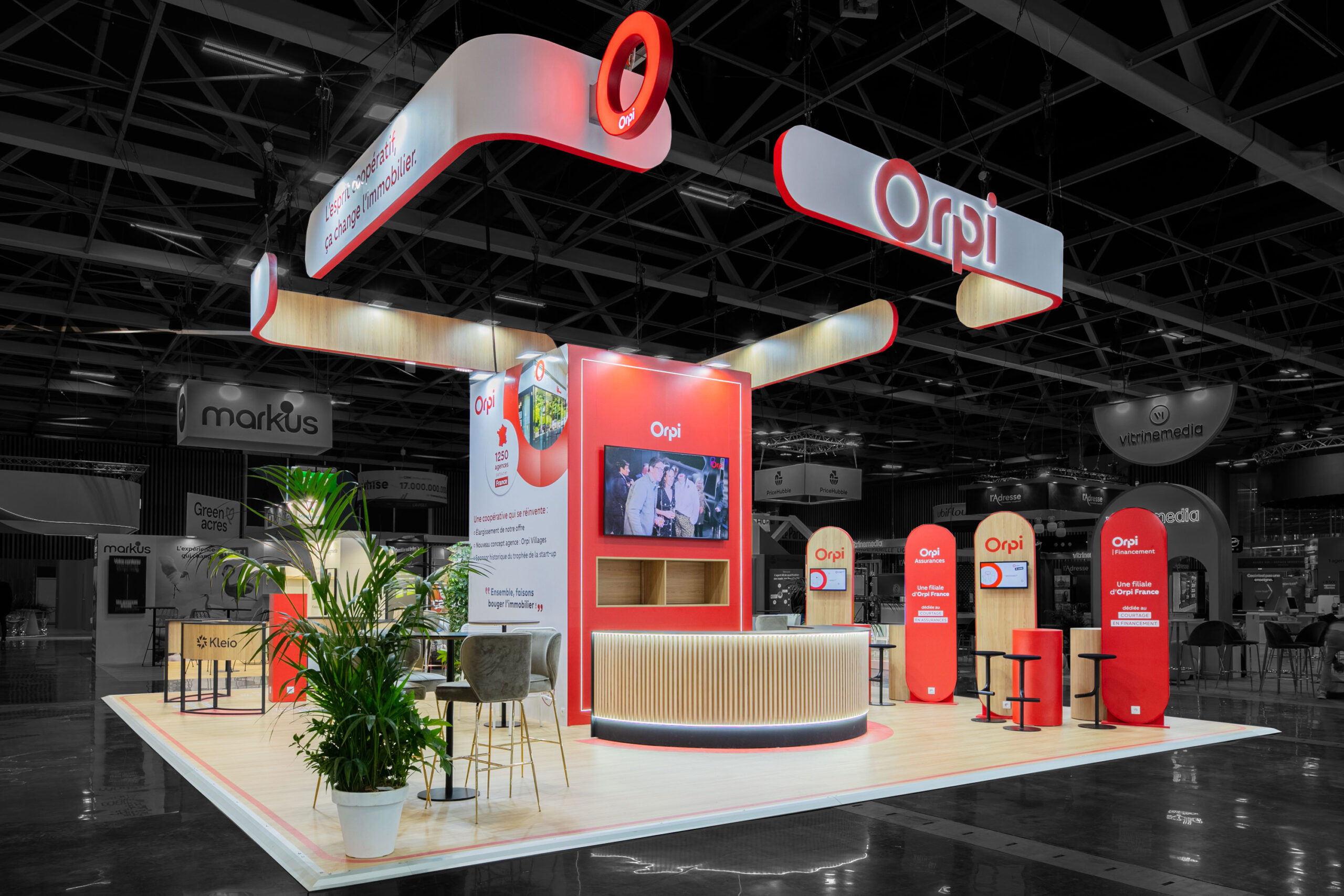 Vue de coté du stand sur-mesure Orpi au salon Rent 2025.