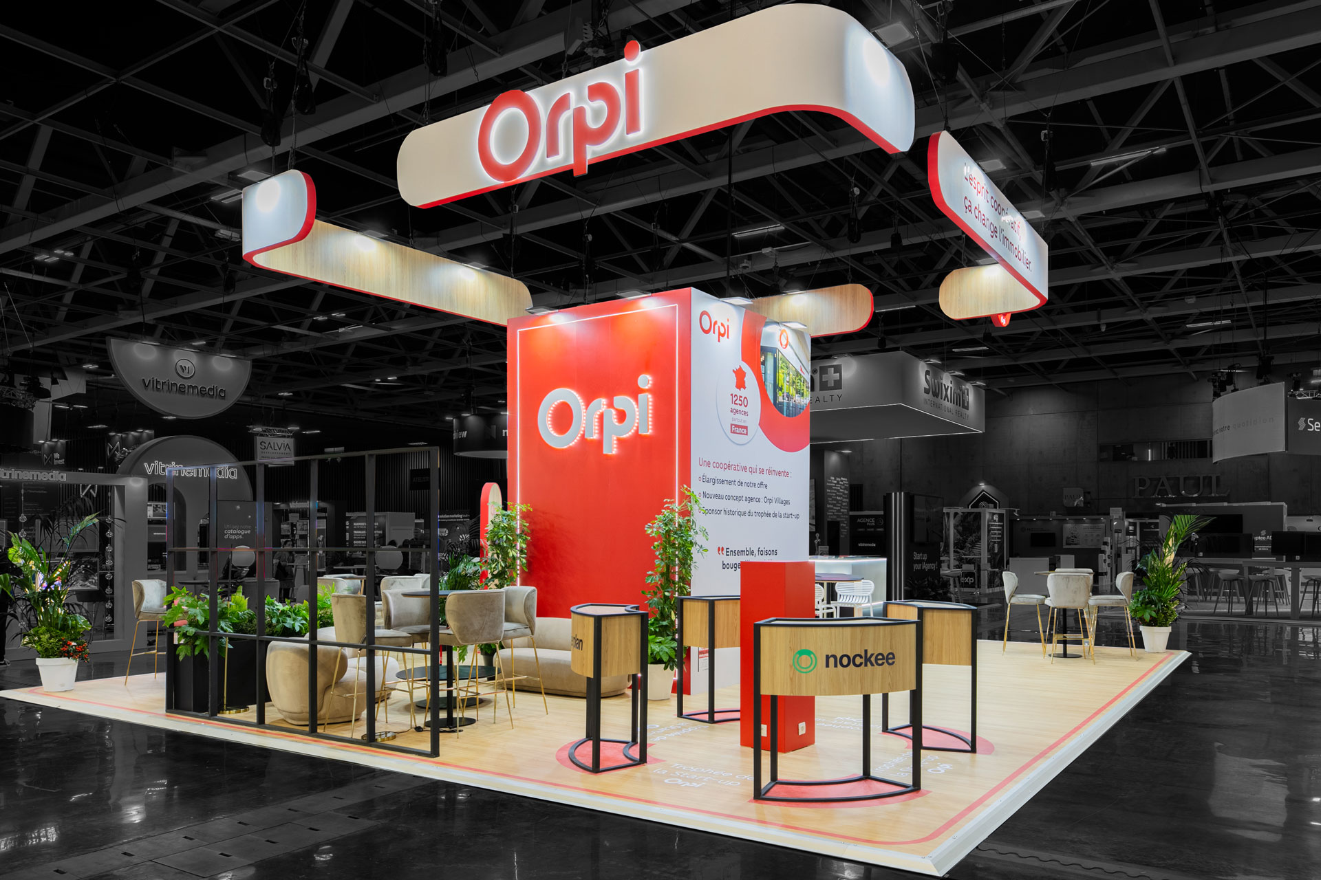 Vue de coté du stand sur-mesure Orpi au salon Rent 2025.