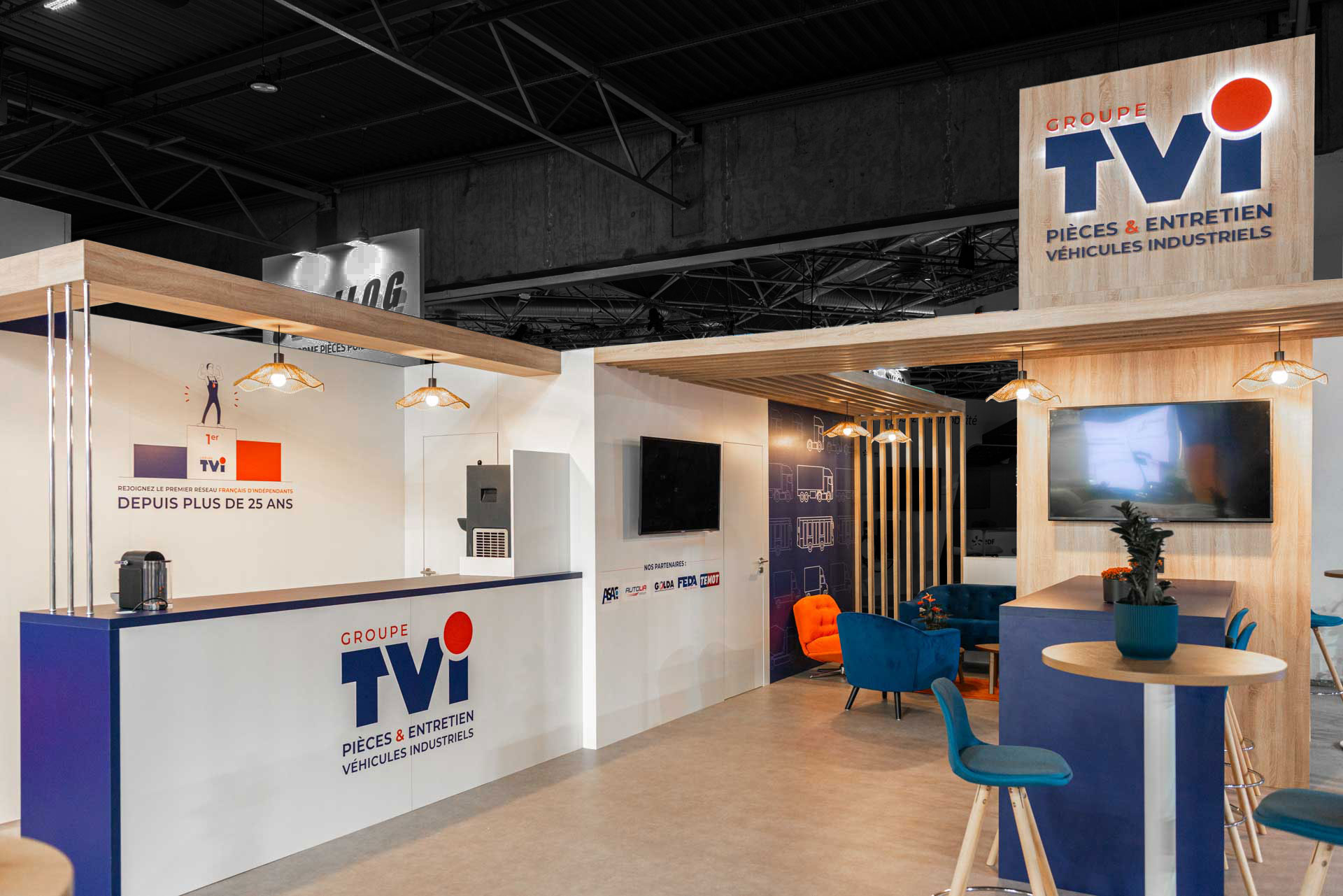 Vue de coté du stand sur-mesure TVI au salon Solutrans 2025.
