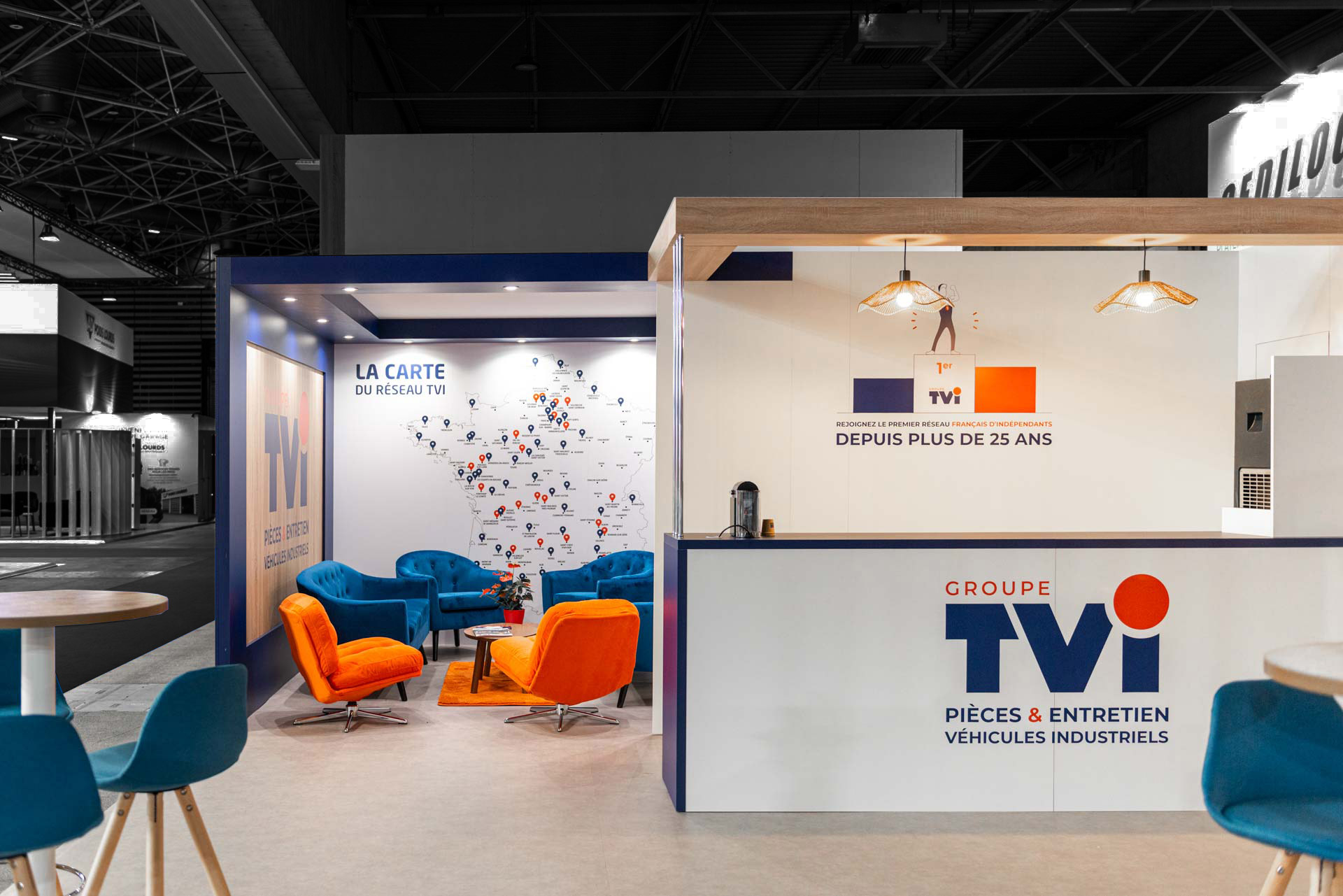 Vue de face du stand sur-mesure TVI au salon Solutrans 2025.