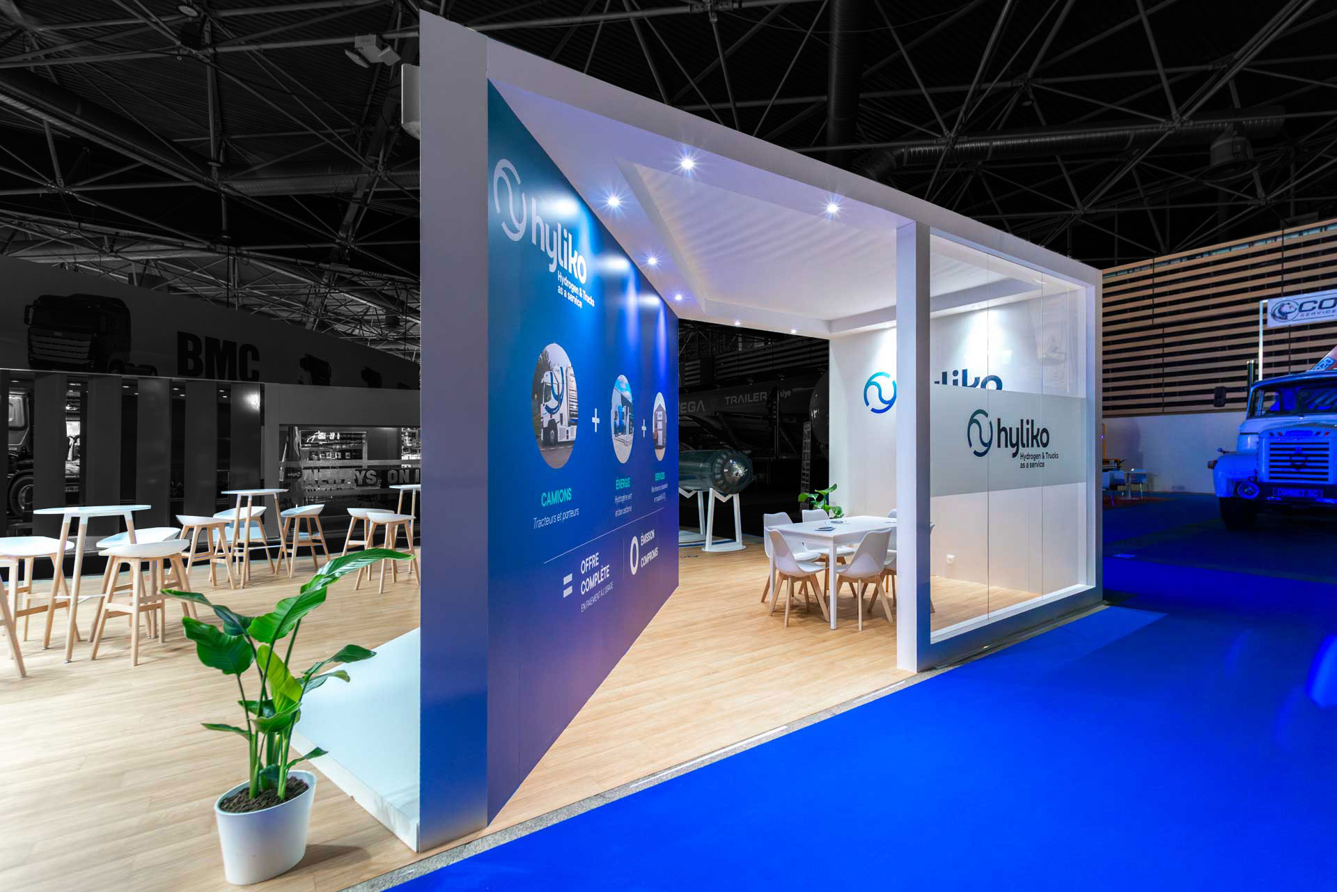 Vue de coté du stand sur-mesure Hyliko au salon Solutrans 2025.