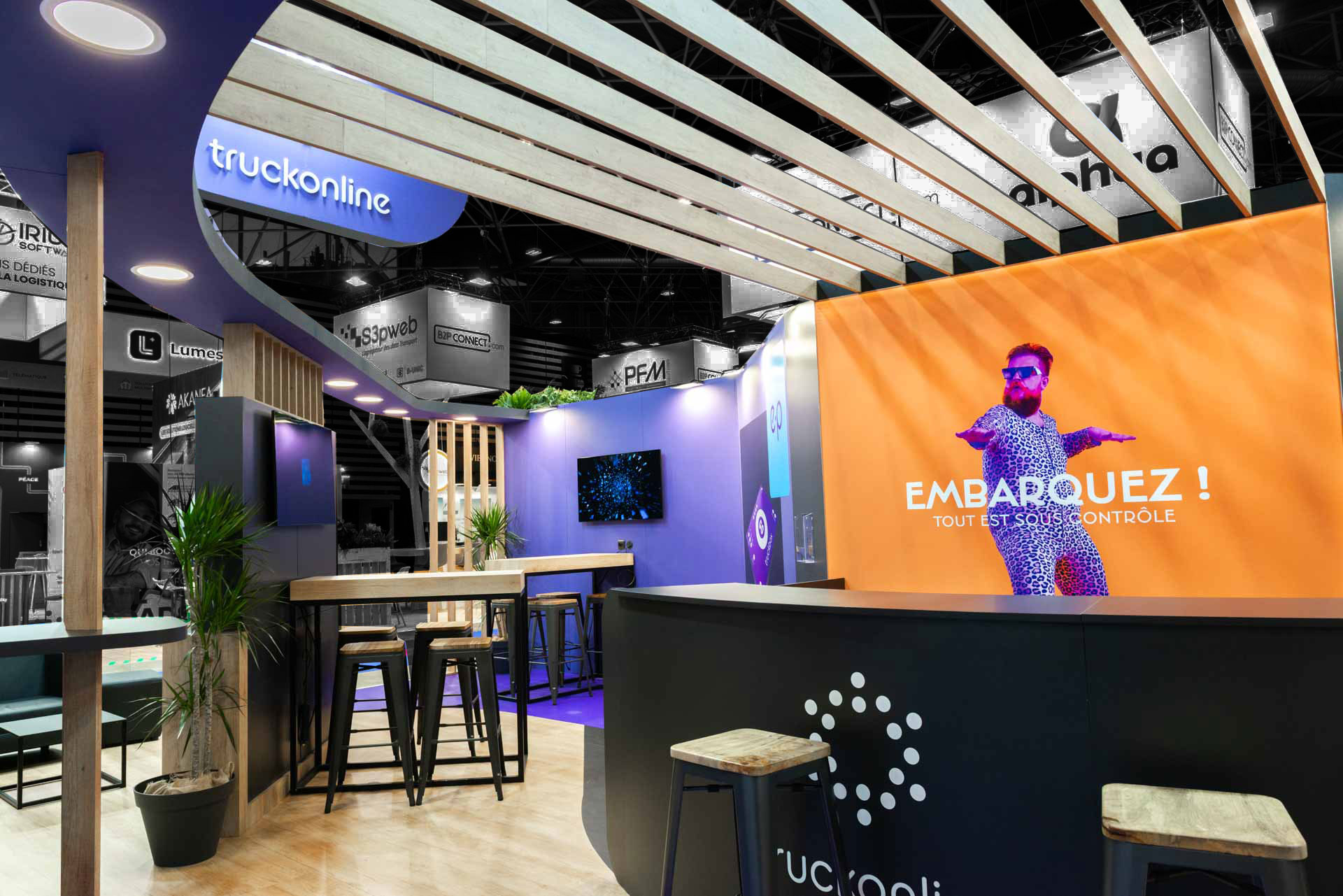 Vue d'intérieur du stand sur-mesure Truckonline au salon Solutrans 2025.