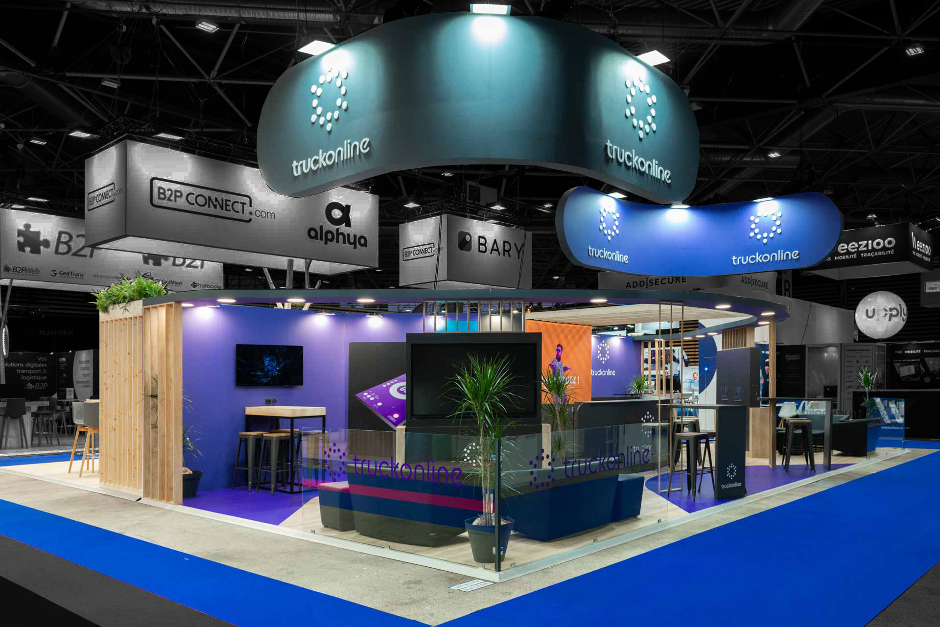 Vue de coté du stand sur-mesure Truckonline au salon Solutrans 2025.