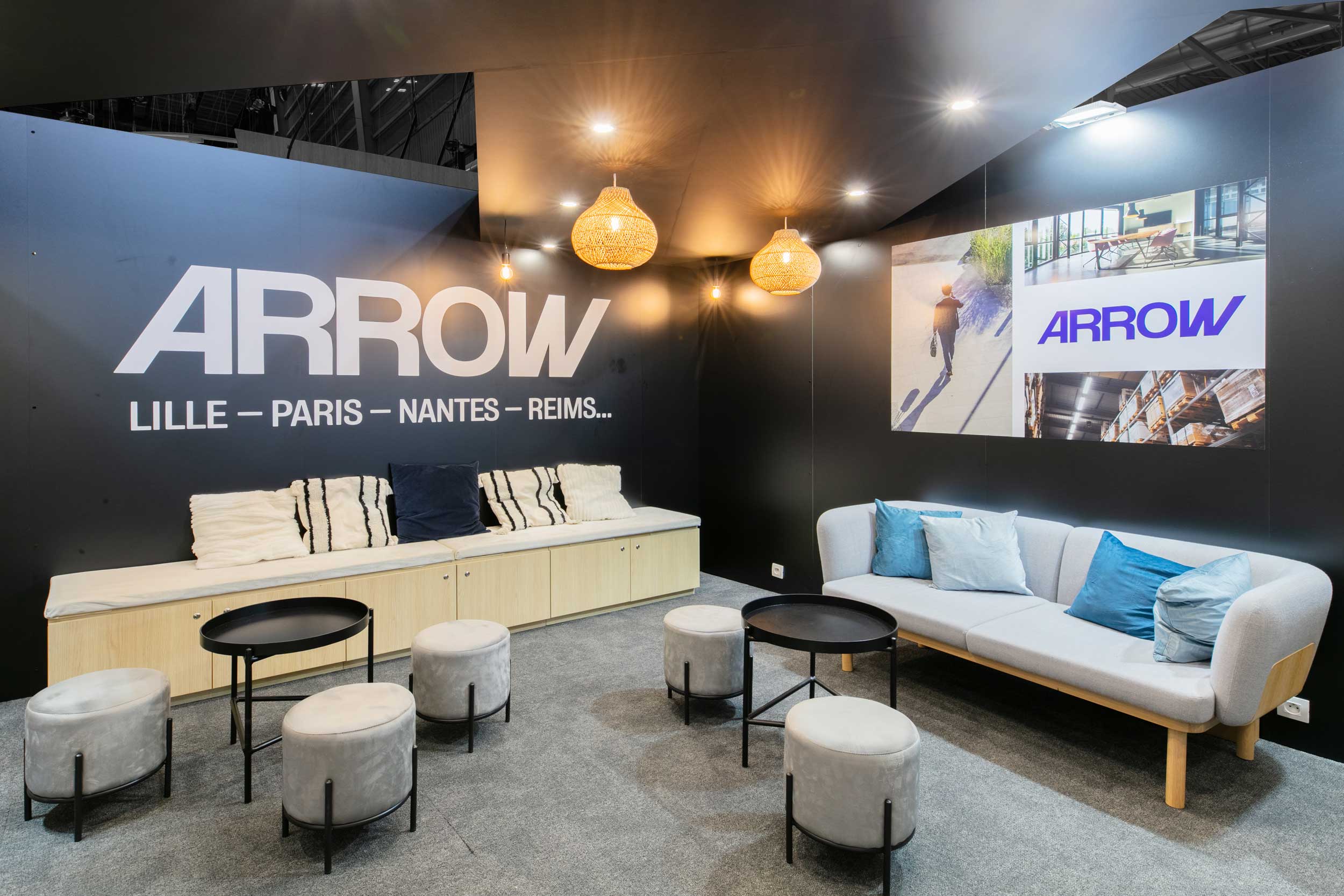 Vue d'intérieur du stand sur-mesure Arrow au salon SIMI 2025.