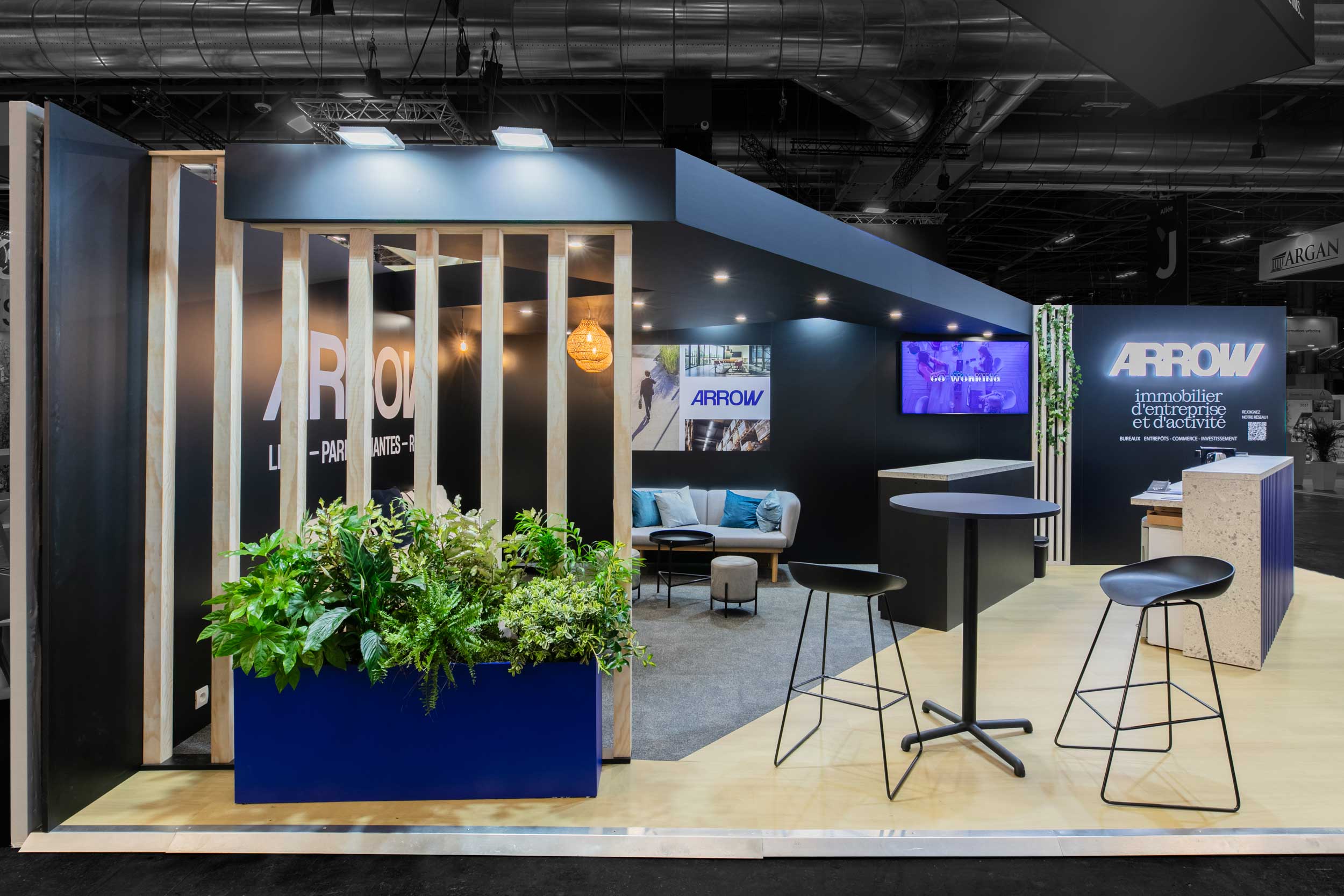 Vue de coté du stand sur-mesure Arrow au salon SIMI 2025.